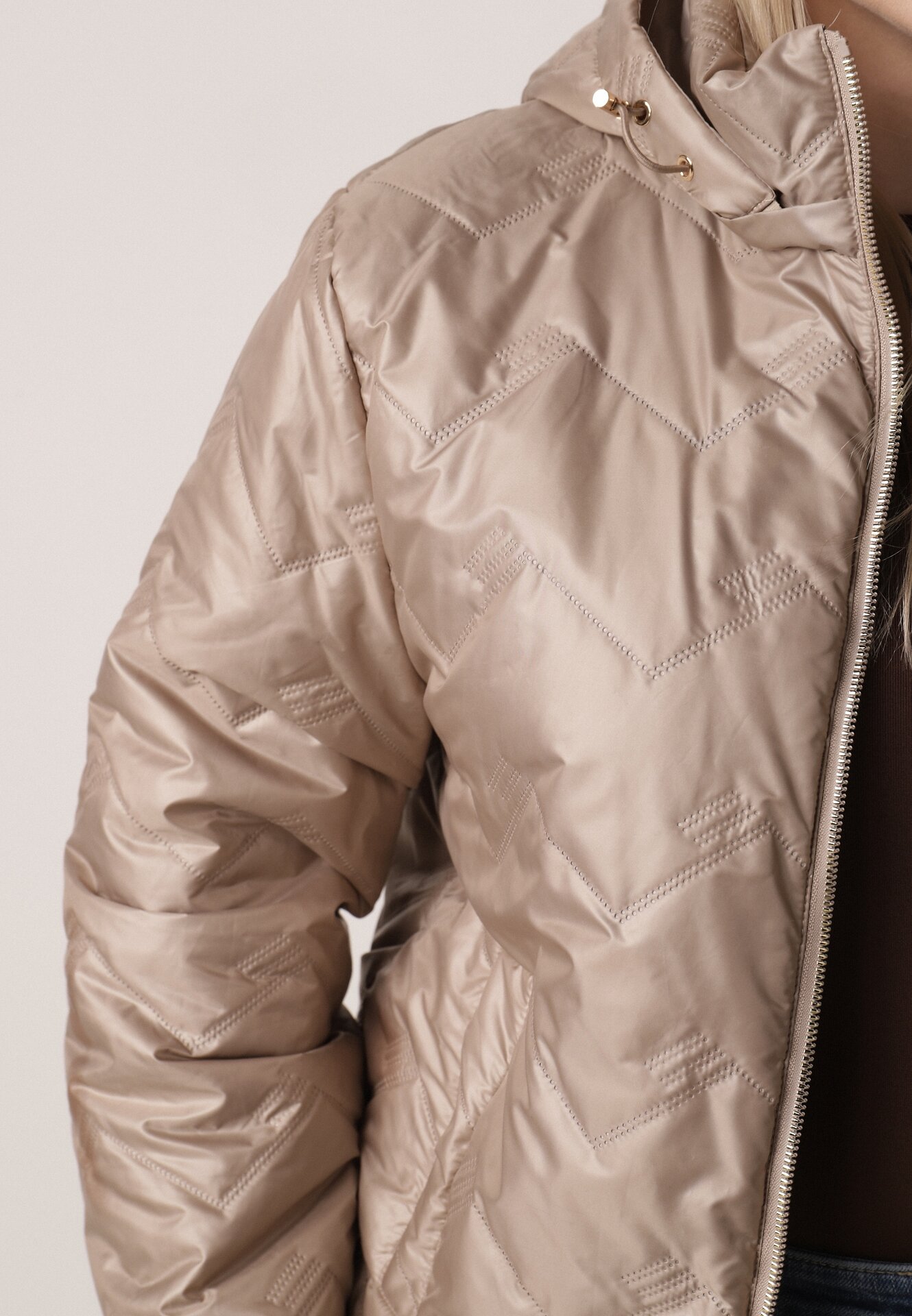 Ciemnobeżowa Pikowana Kurtka Przejściowa o Prostym Kroju z Kapturem Vimoris