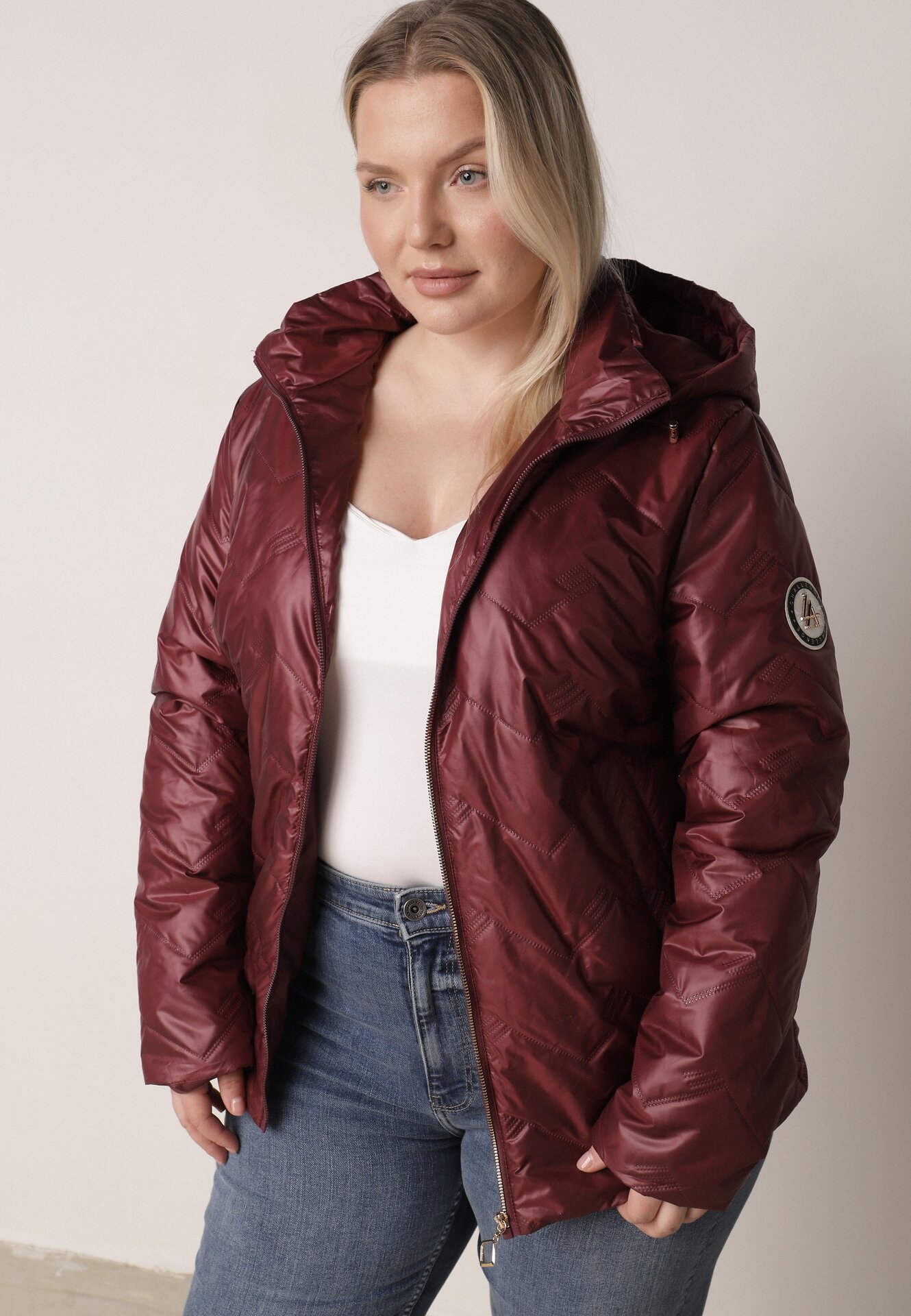 Bordowa Pikowana Kurtka Przejściowa o Prostym Kroju z Kapturem Vimoris