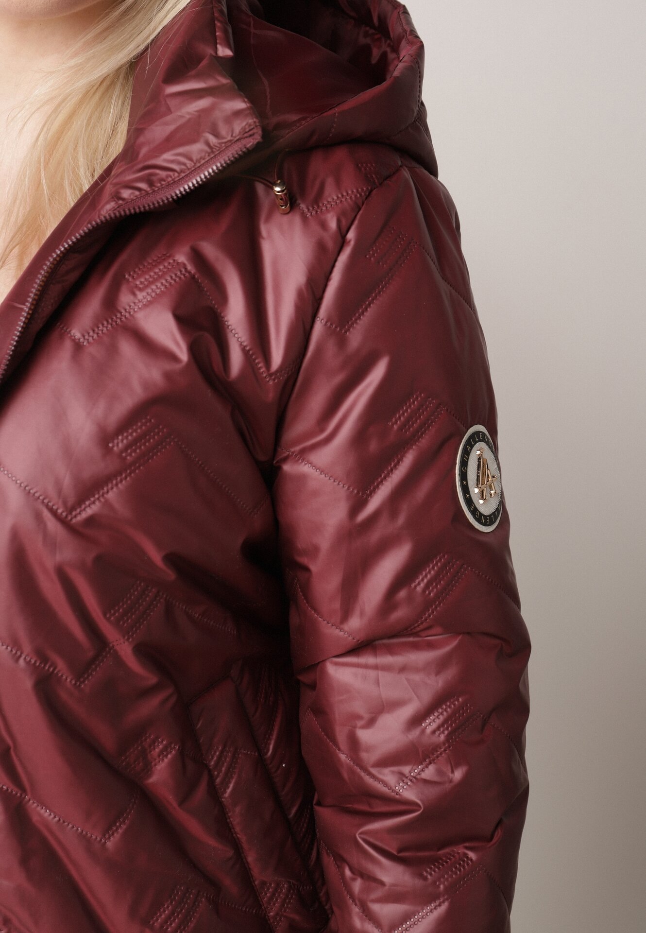 Bordowa Pikowana Kurtka Przejściowa o Prostym Kroju z Kapturem Vimoris