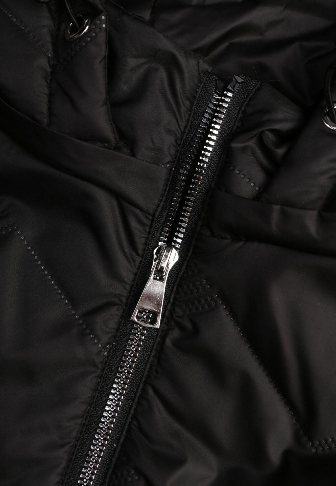 Czarna Przejściolwa Pikowana Kurtka z Odpinanym Kapturem Nevistta