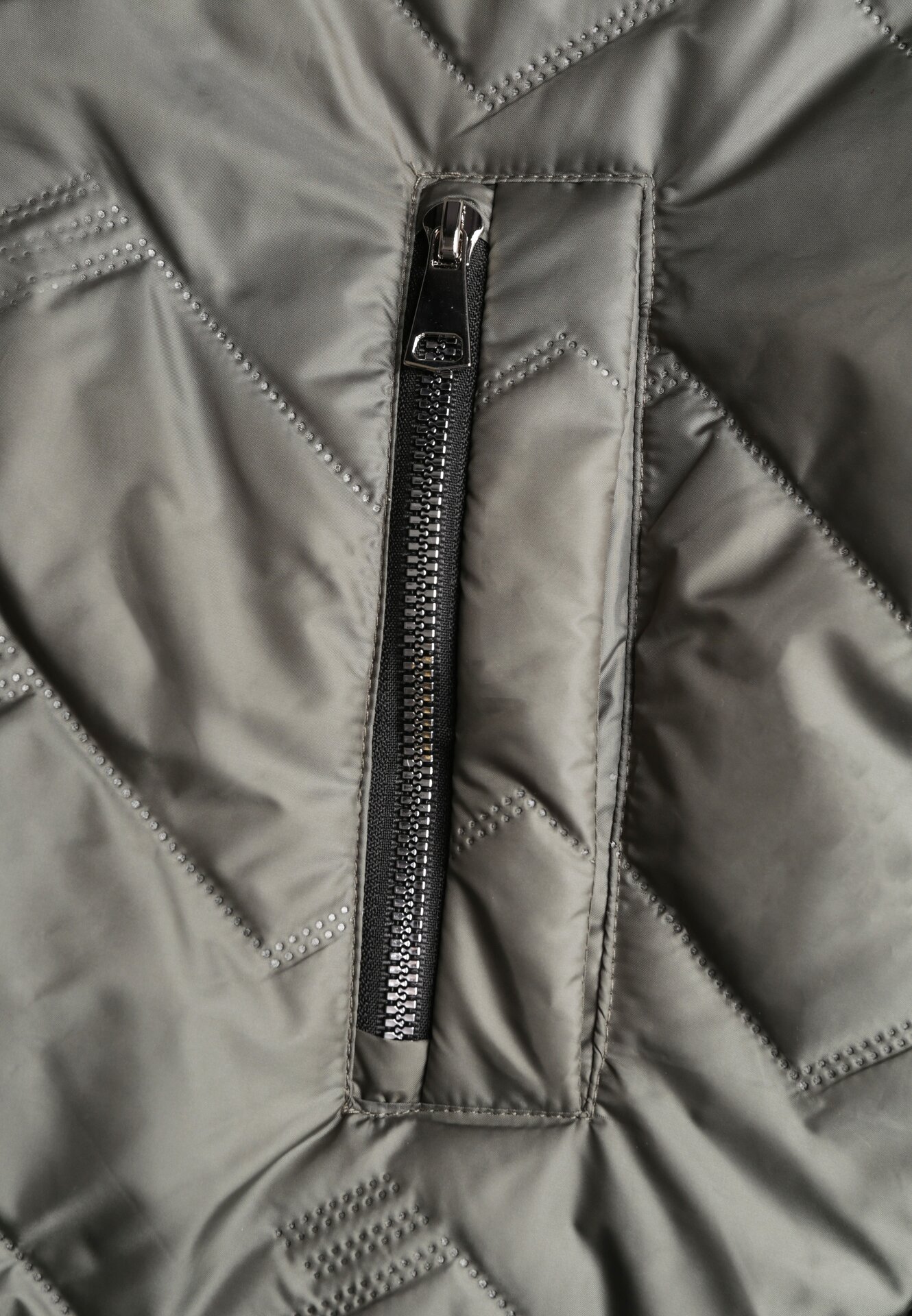 Zielona Przejściolwa Pikowana Kurtka z Odpinanym Kapturem Nevistta