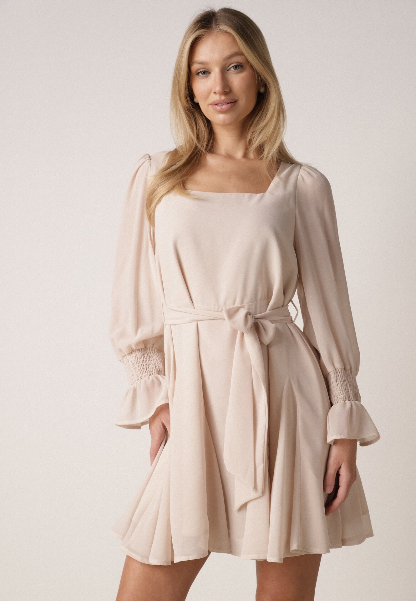 Beżowa Sukienka Vices z Siateczkowymi Rękawami i Wiązanym Paskiem Resnala