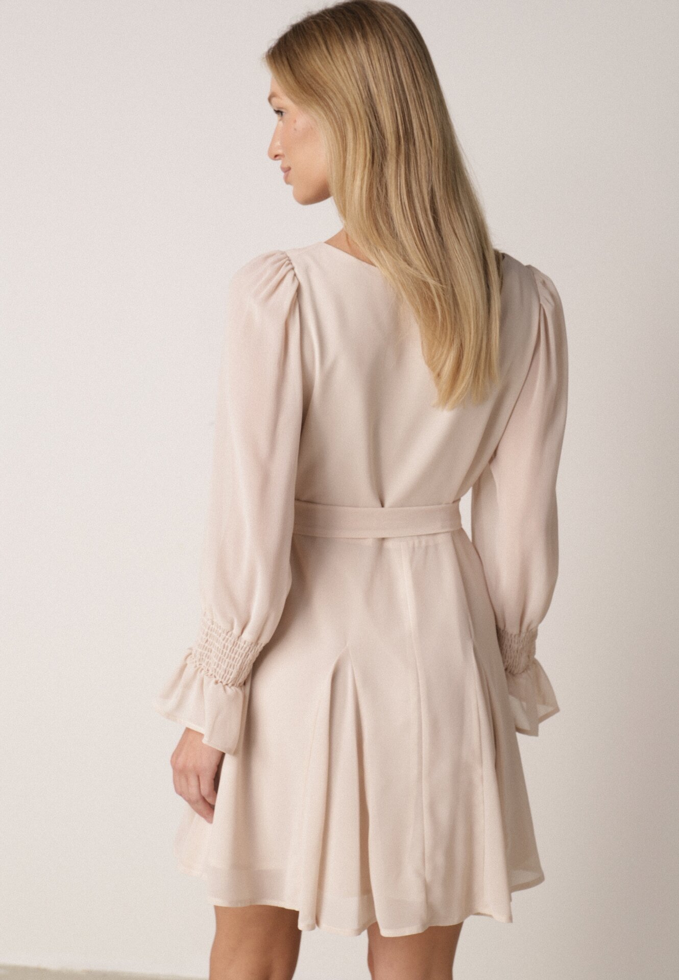 Beżowa Sukienka Vices z Siateczkowymi Rękawami i Wiązanym Paskiem Resnala