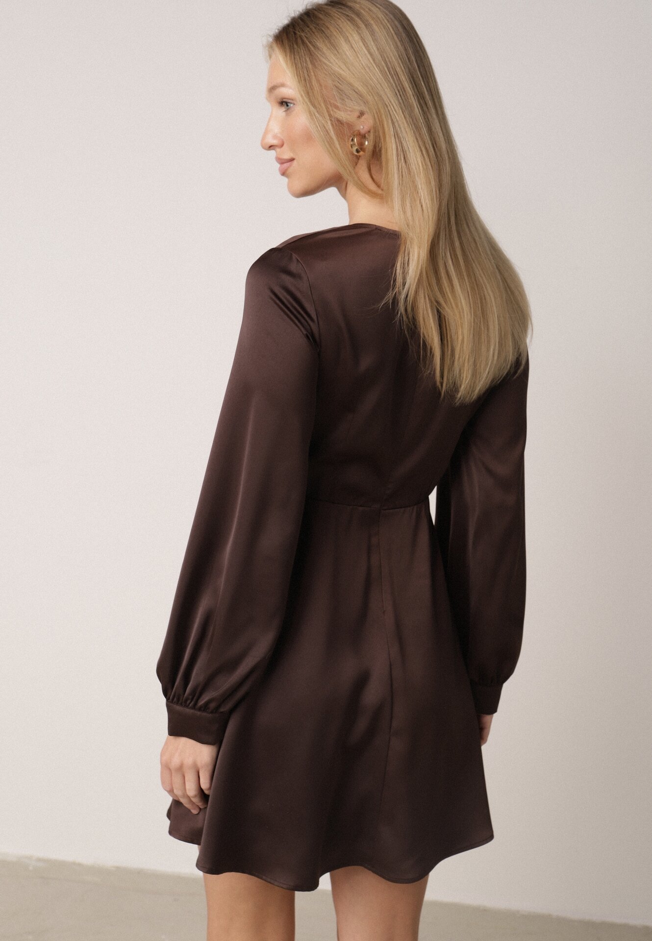 Brązowa Satynowa Sukienka VICES z Bawełny o Kopertowym Kroju Glanita