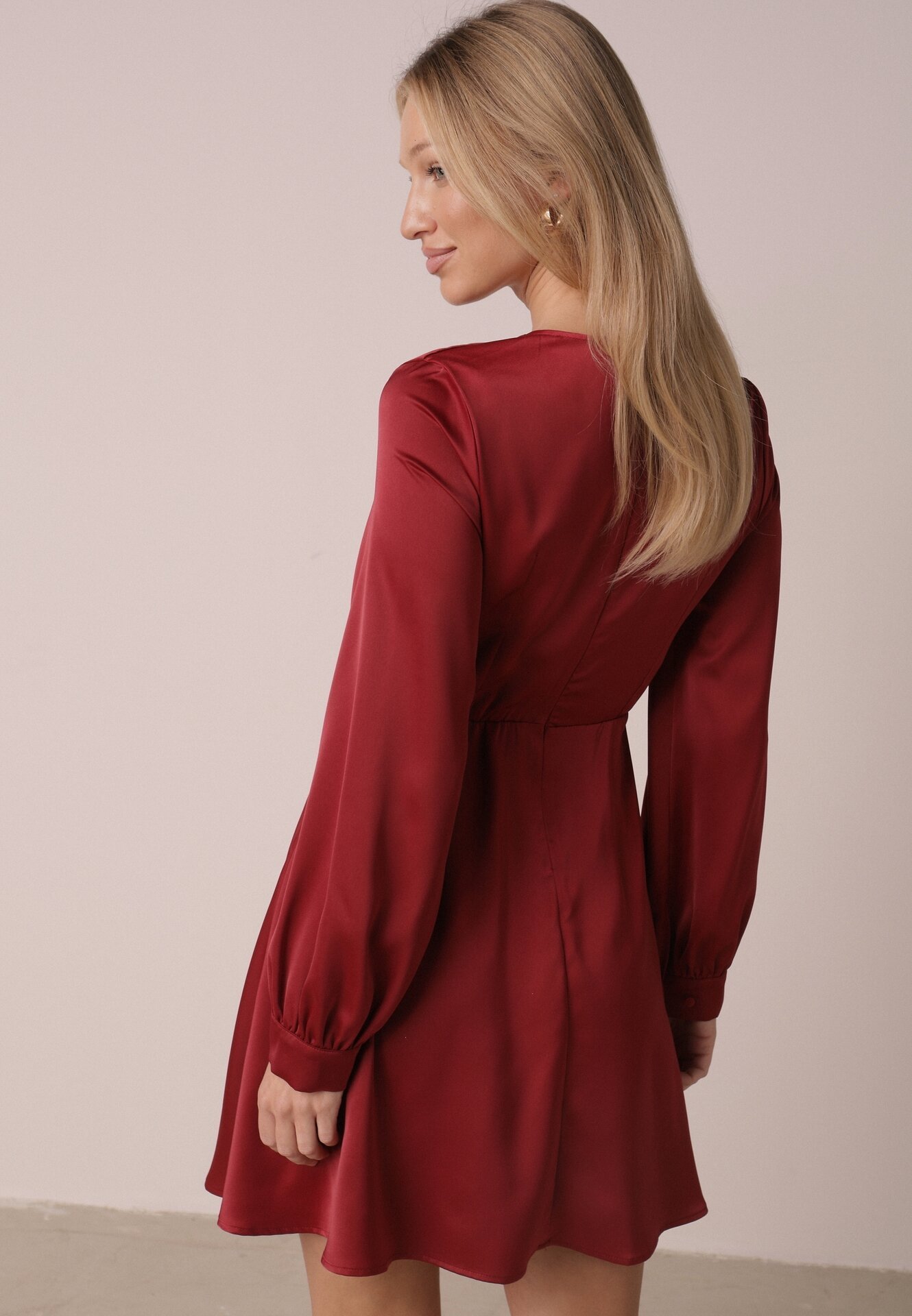 Czerwona Satynowa Sukienka VICES z Bawełny o Kopertowym Kroju Glanita