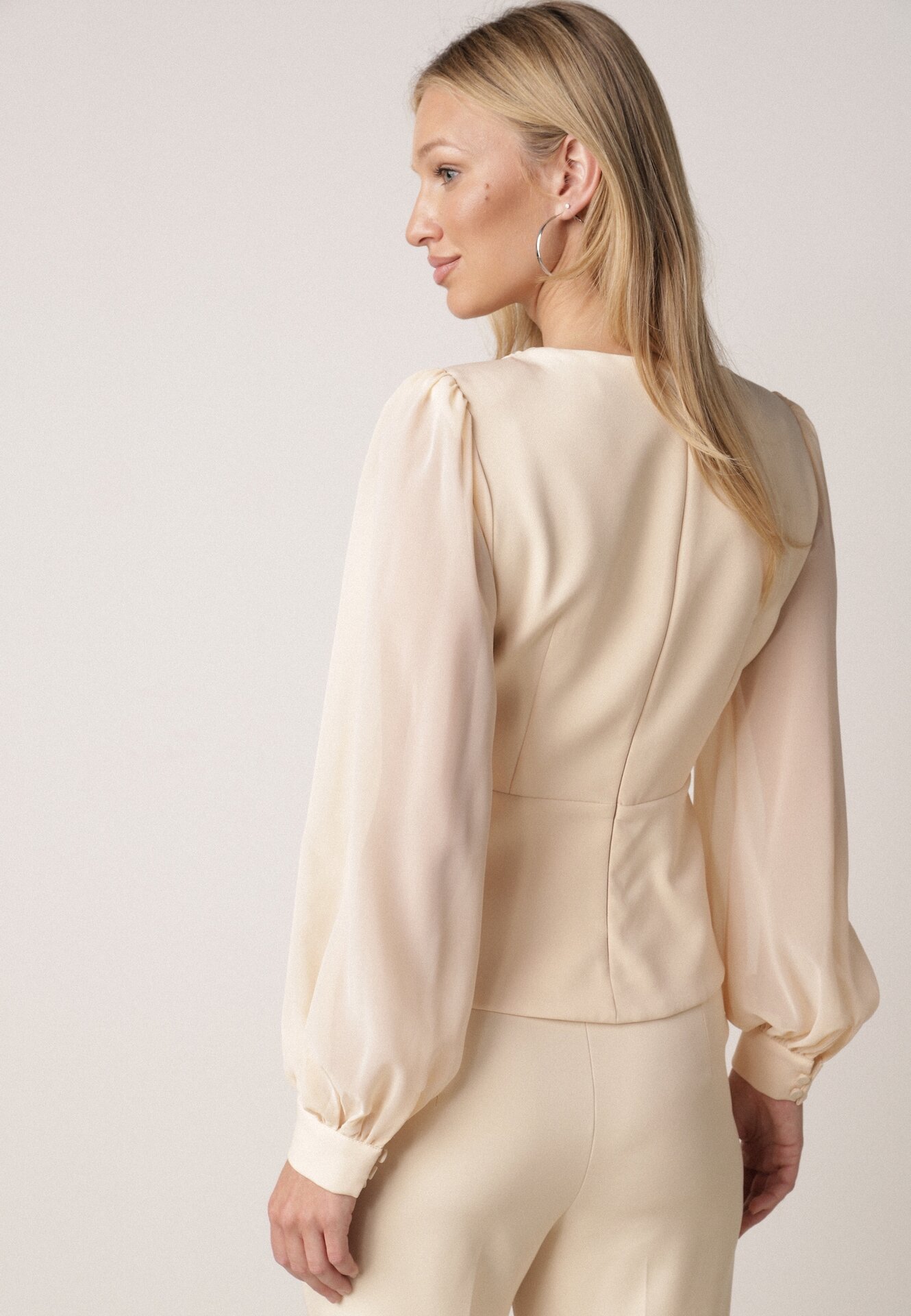 Beżowa Bluzka Kopertowa VICES z Dekoltem V Bufiastymi Rękawkami i Zaakcentowanymi Ramionami Tine