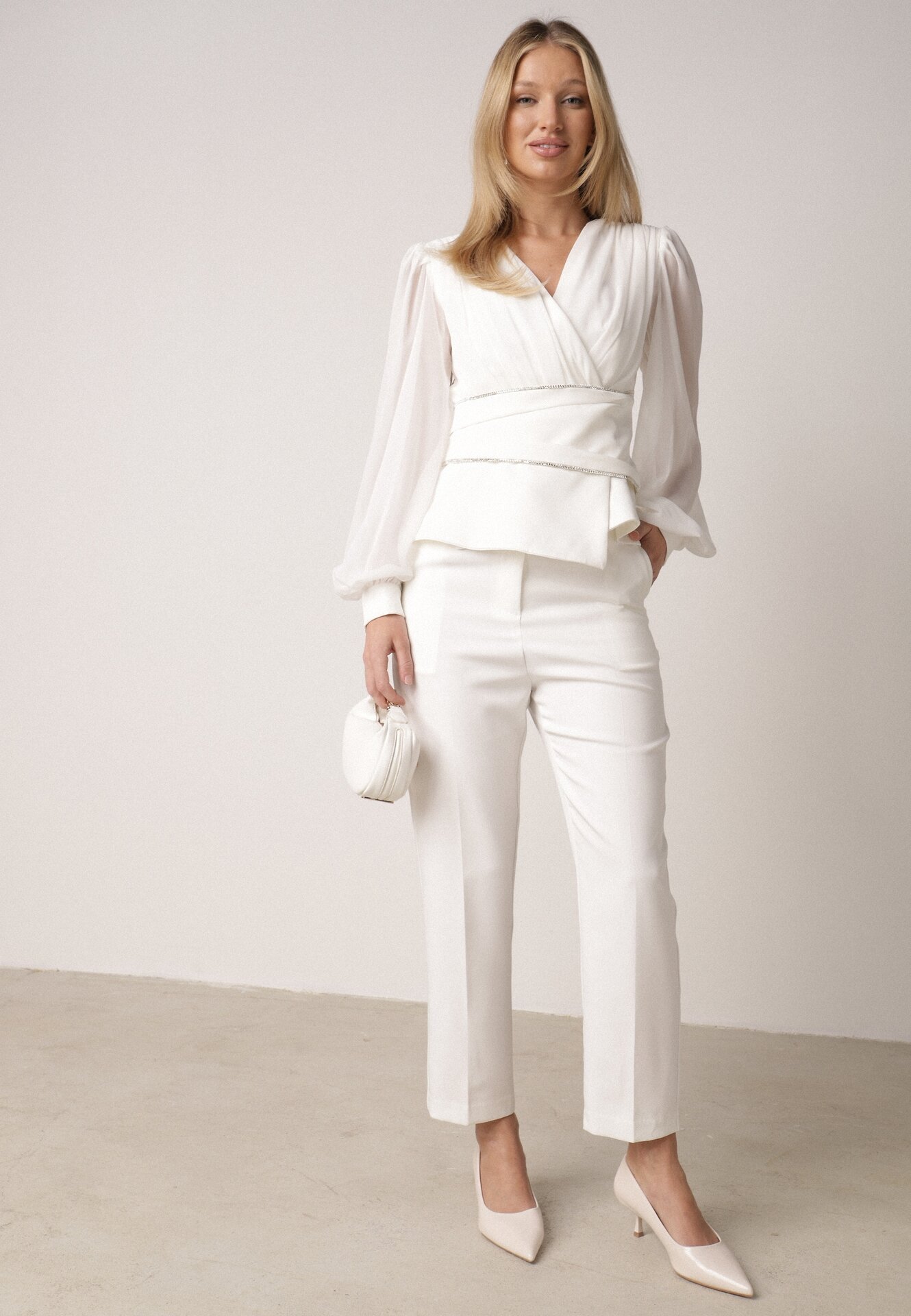 Biała Bluzka Kopertowa VICES z Dekoltem V Bufiastymi Rękawkami i Zaakcentowanymi Ramionami Tine