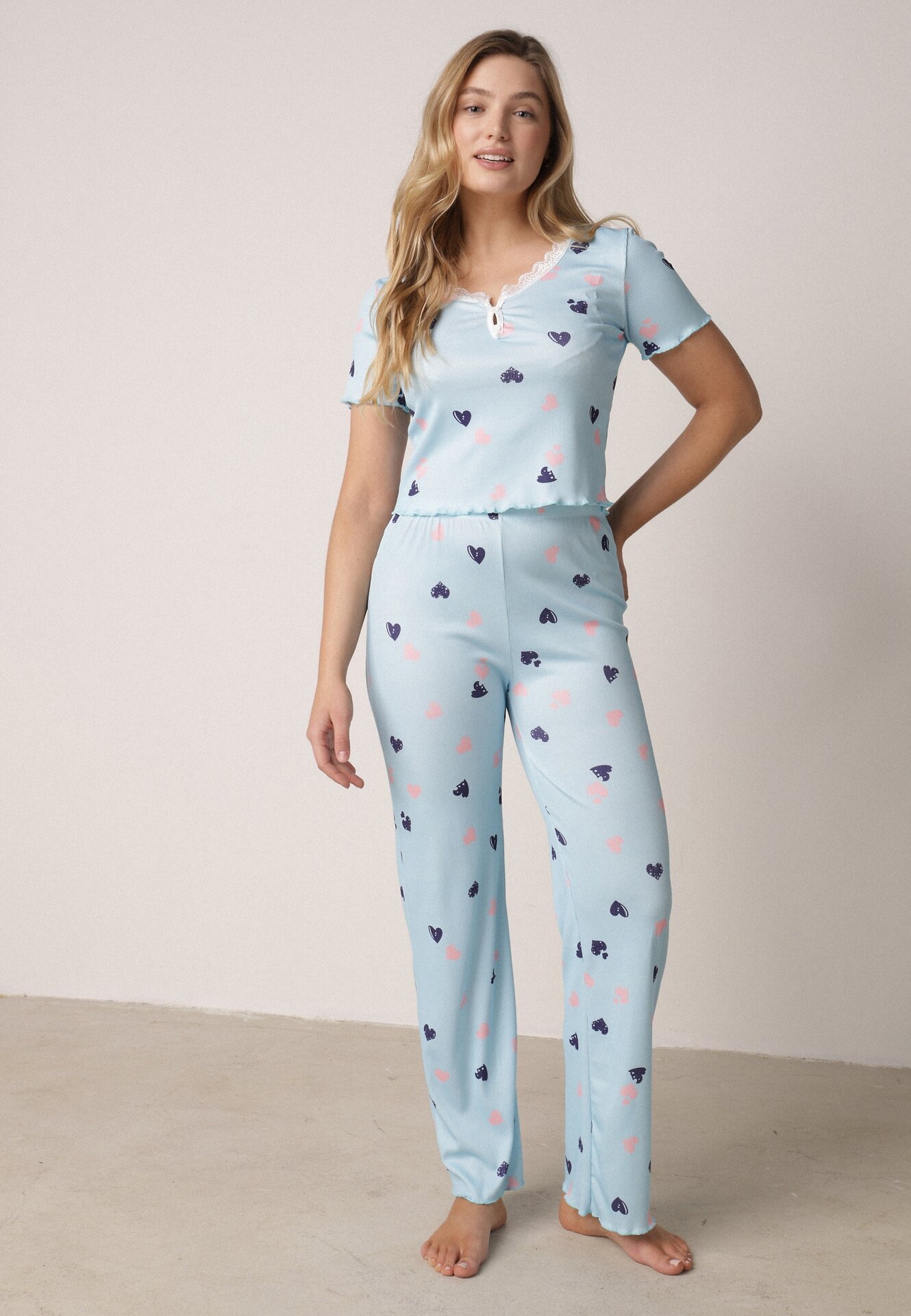 Niebieski Komplet Piżamowy z Elastycznego Materiału Spodnie i Bluzka w Serca Veys