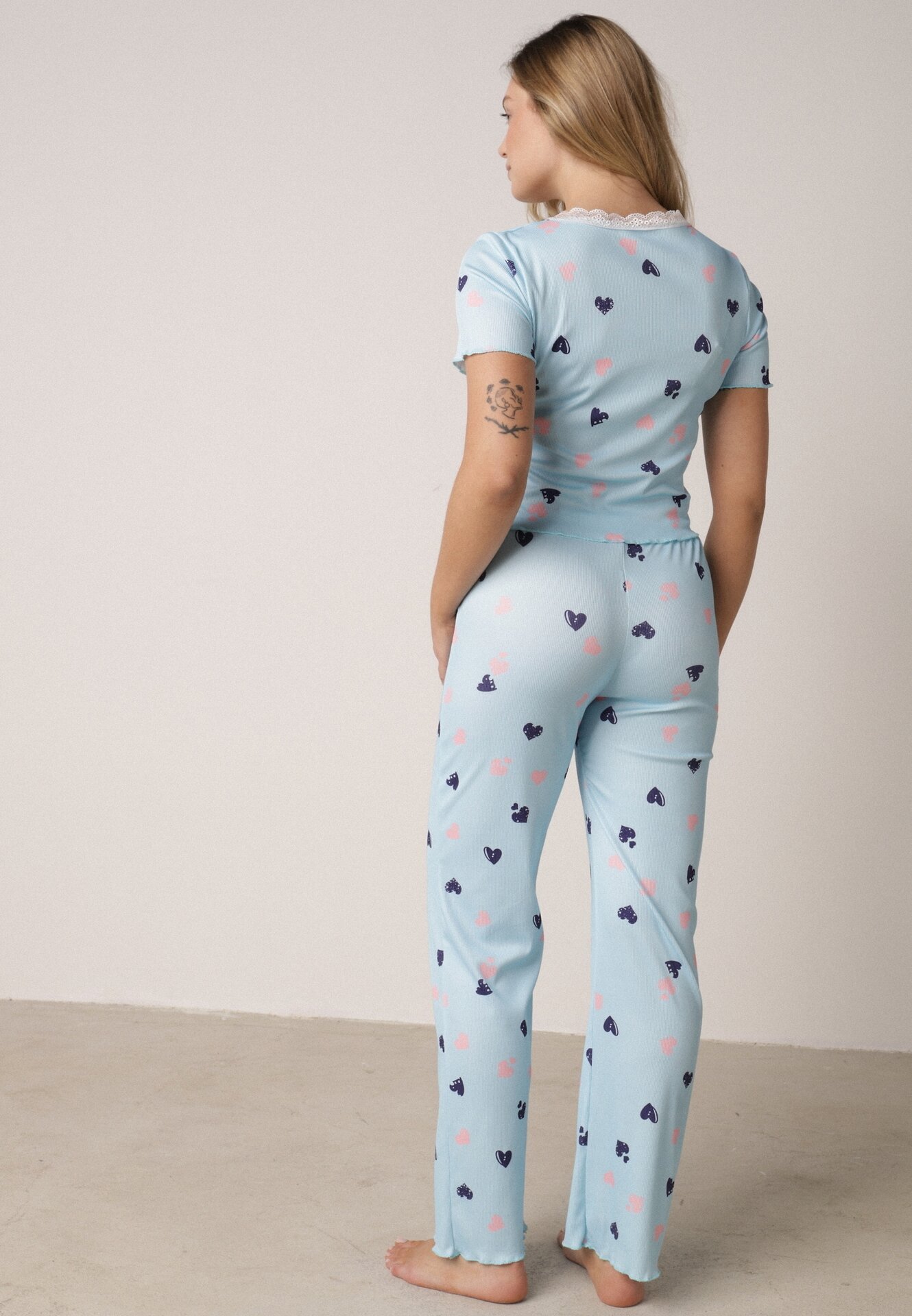 Niebieski Komplet Piżamowy z Elastycznego Materiału Spodnie i Bluzka w Serca Veys