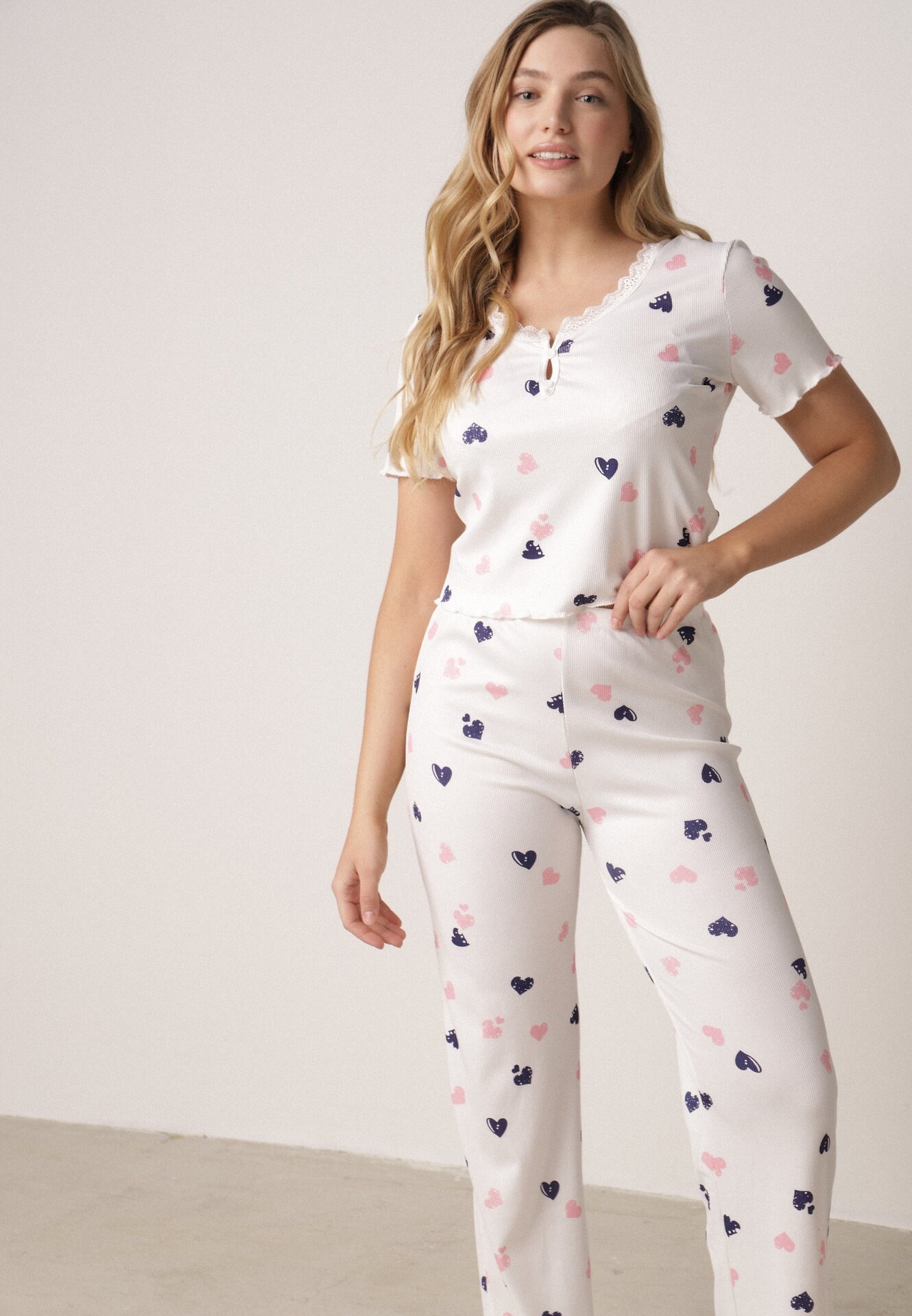 Biały Komplet Piżamowy z Elastycznego Materiału Spodnie i Bluzka w Serca Veys