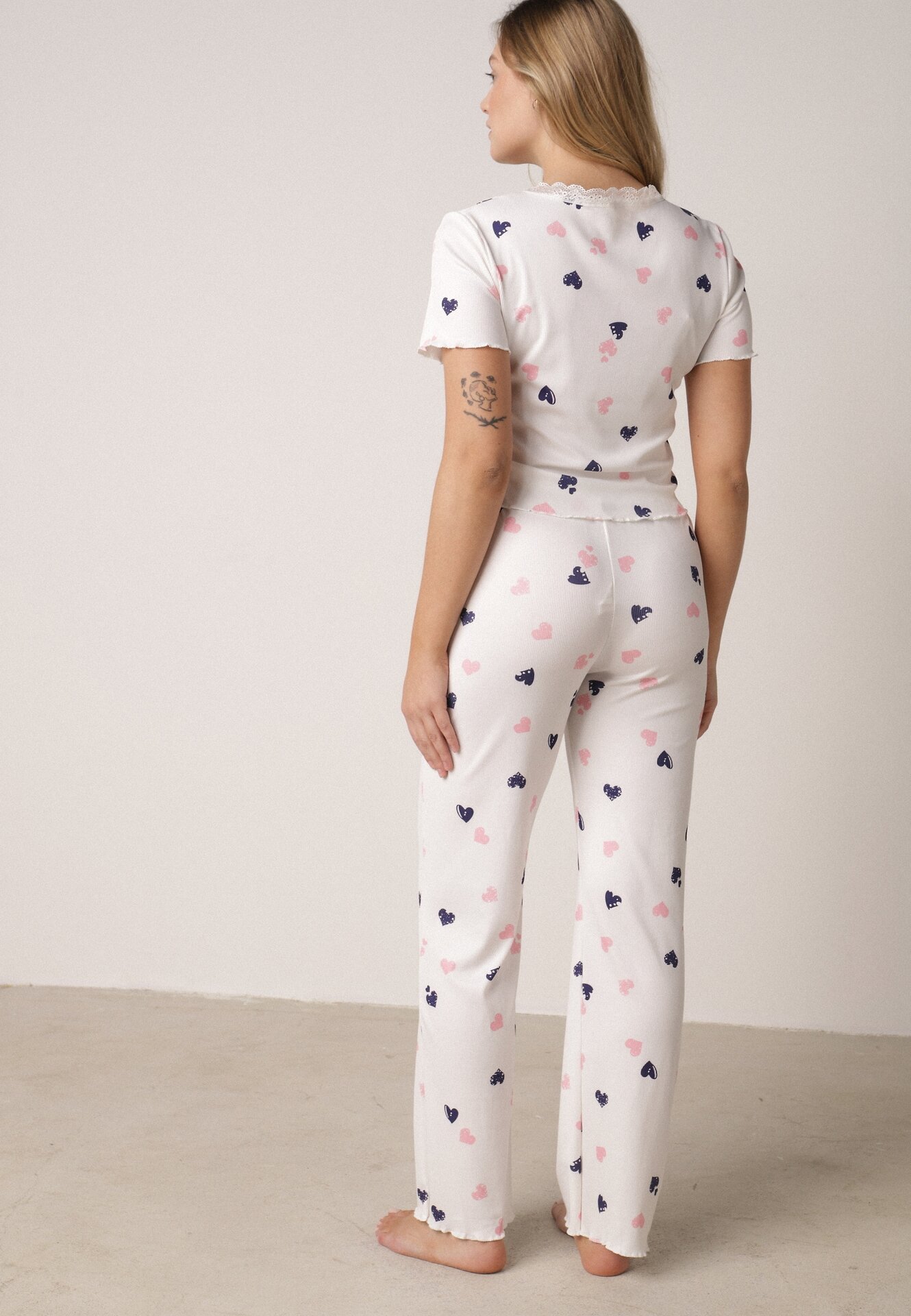 Biały Komplet Piżamowy z Elastycznego Materiału Spodnie i Bluzka w Serca Veys
