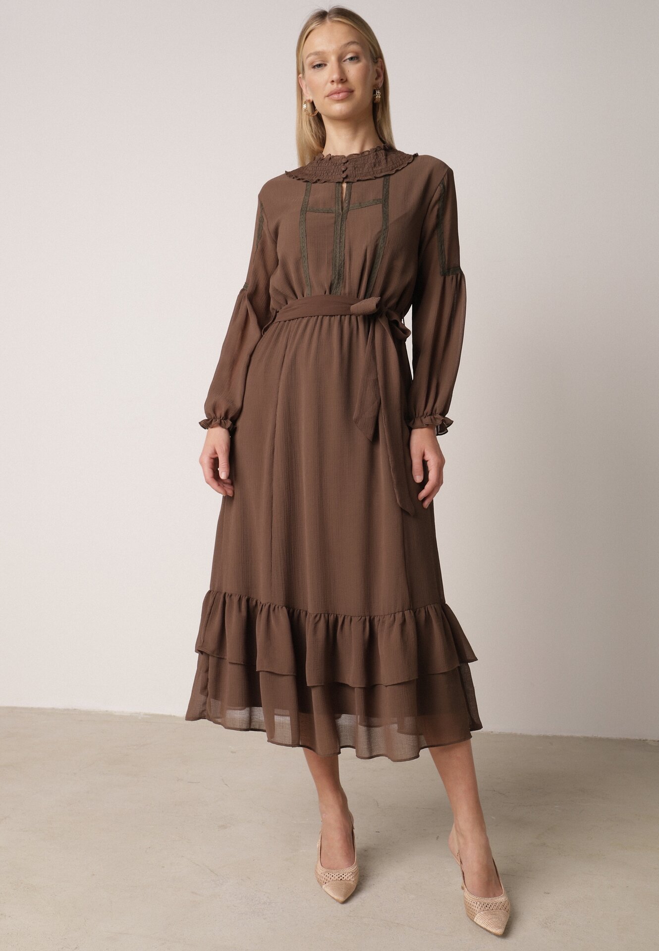 Brązowa Rozkloszowana Sukienka Ozdobiona Falbanami Paskiem i Guzikami Nevissia