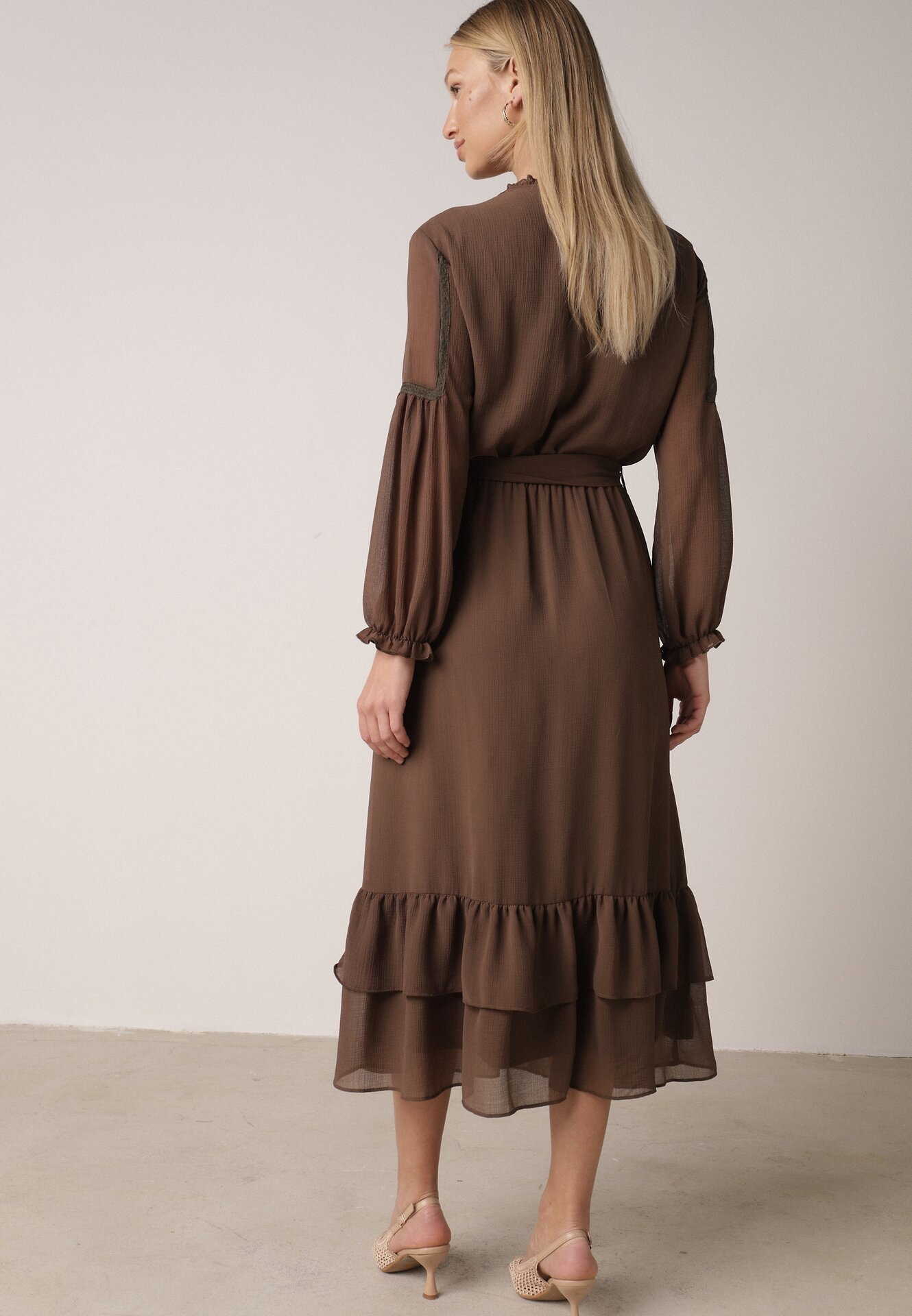 Brązowa Rozkloszowana Sukienka Ozdobiona Falbanami Paskiem i Guzikami Nevissia