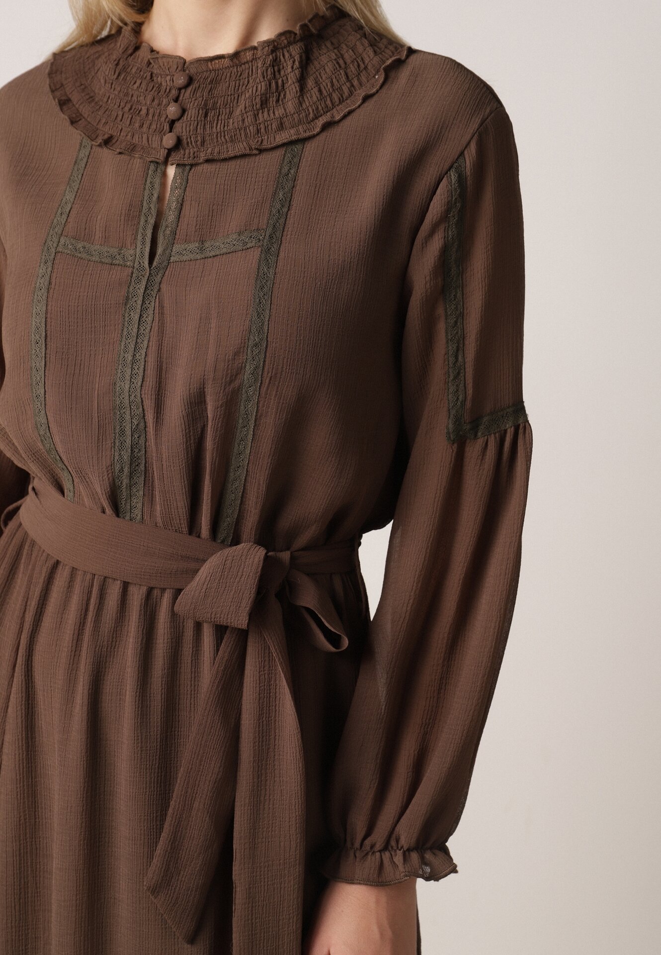 Brązowa Rozkloszowana Sukienka Ozdobiona Falbanami Paskiem i Guzikami Nevissia