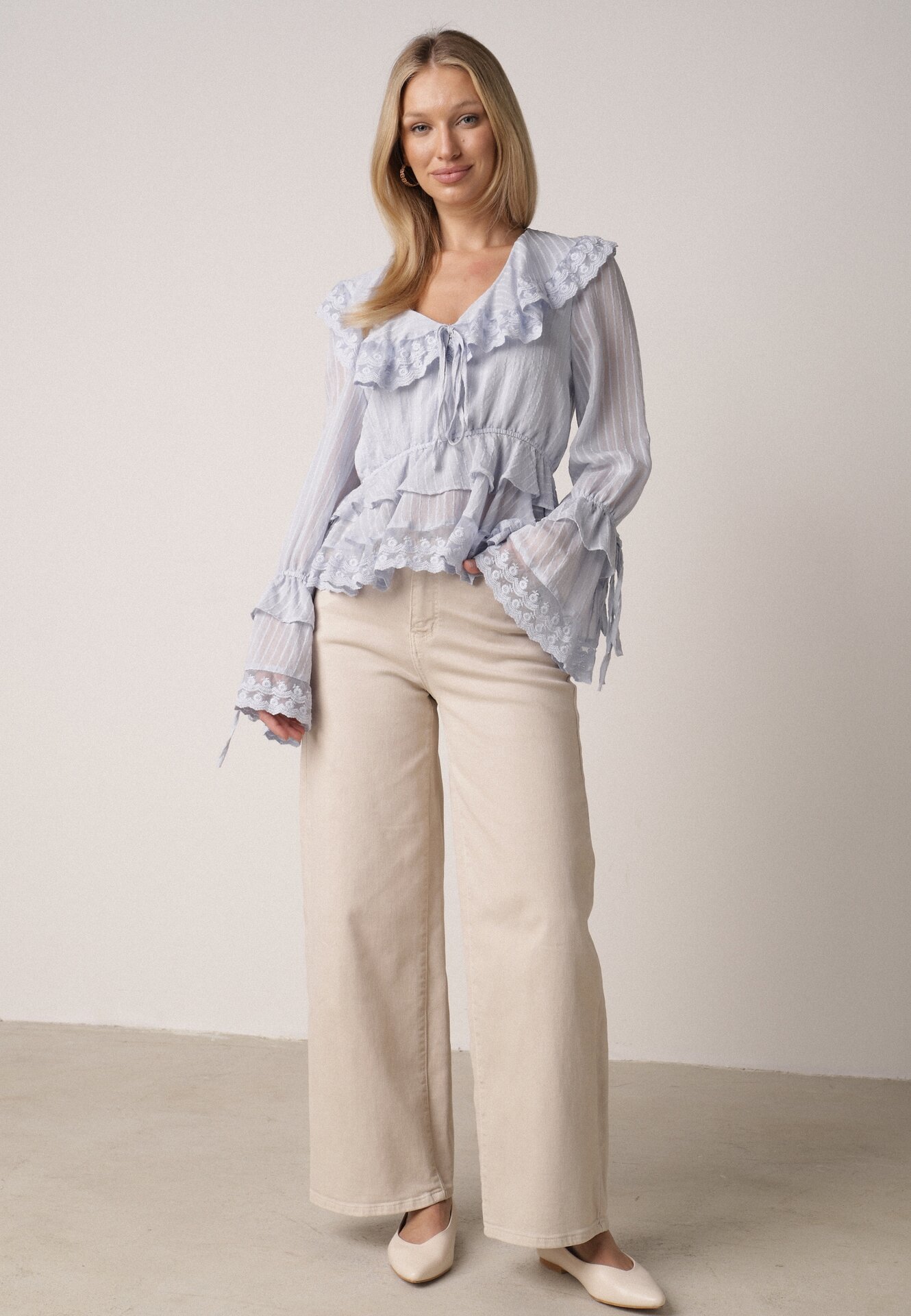 Niebieska Wiskozowa Bluzka w Rustykalnym Stylu z Koronką Falbanami i Wiązaniami Elleflona