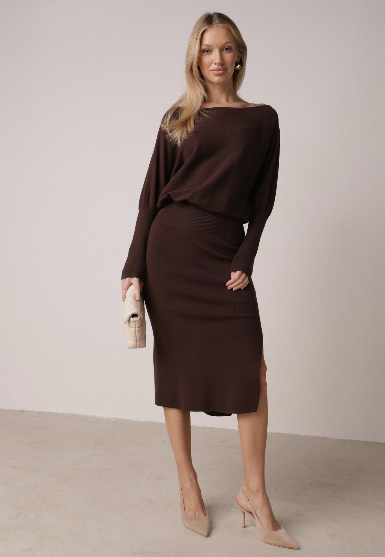 Brązowa Dzianinowa Sukienka z Wiskozą o Nietoperzowym Kroju z Dekoltem w Łódkę Tisan