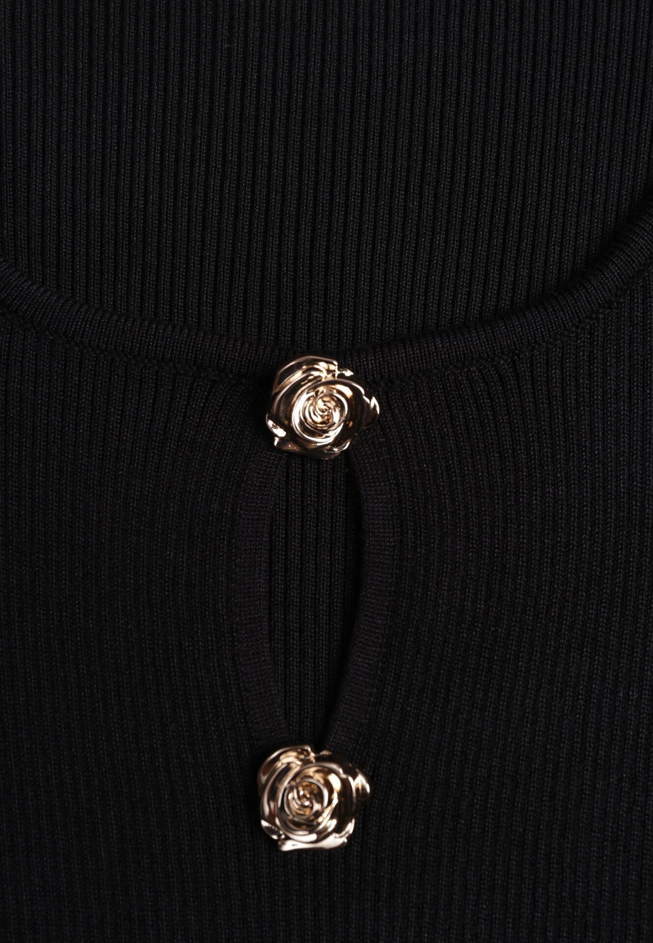 Czarna Sweterkowa Sukienka Dopasowana z Wiskozy z Falbankami i Guzikami Nevinndra