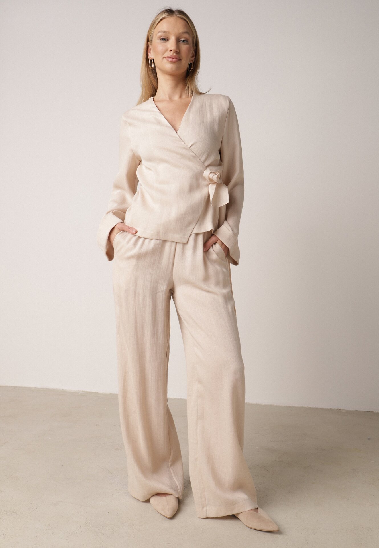 Beżowe Wiskozowe Spodnie z Szeroką Nogawką i Wiązaniem w Talii Terisanna