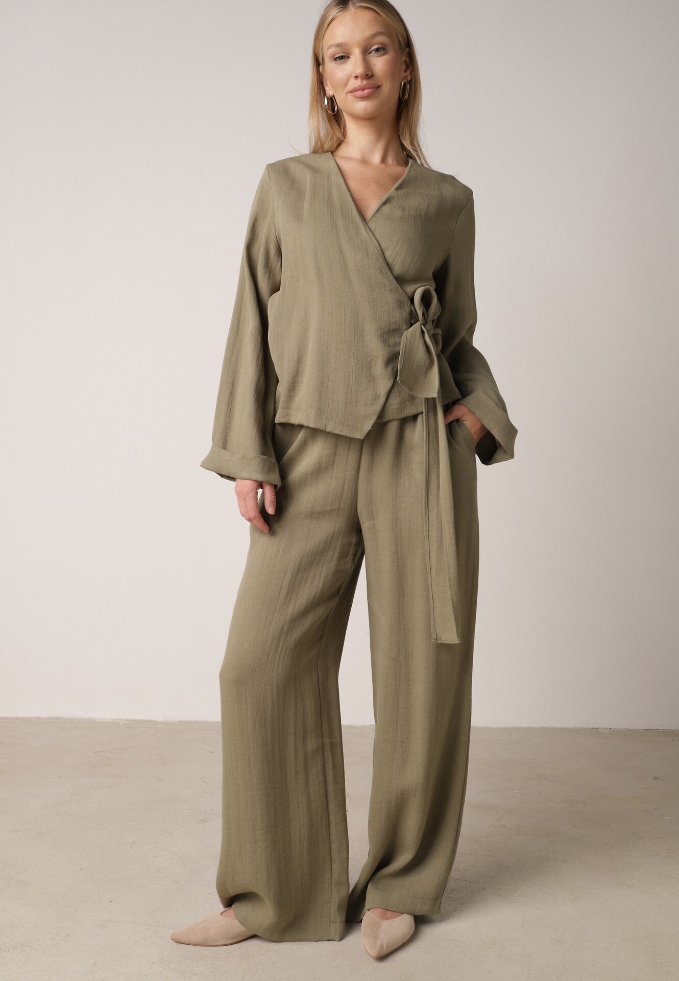 Zielone Wiskozowe Spodnie z Szeroką Nogawką i Wiązaniem w Talii Terisanna