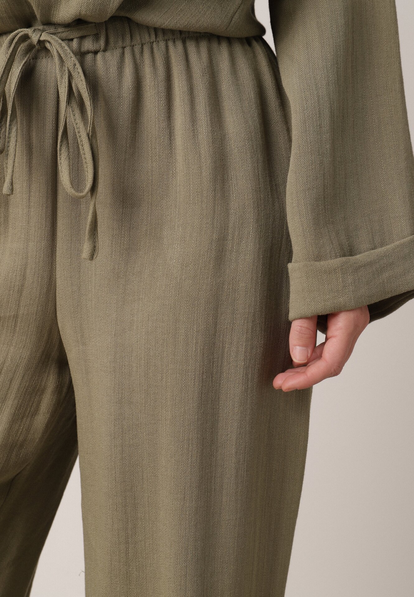 Zielone Wiskozowe Spodnie z Szeroką Nogawką i Wiązaniem w Talii Terisanna