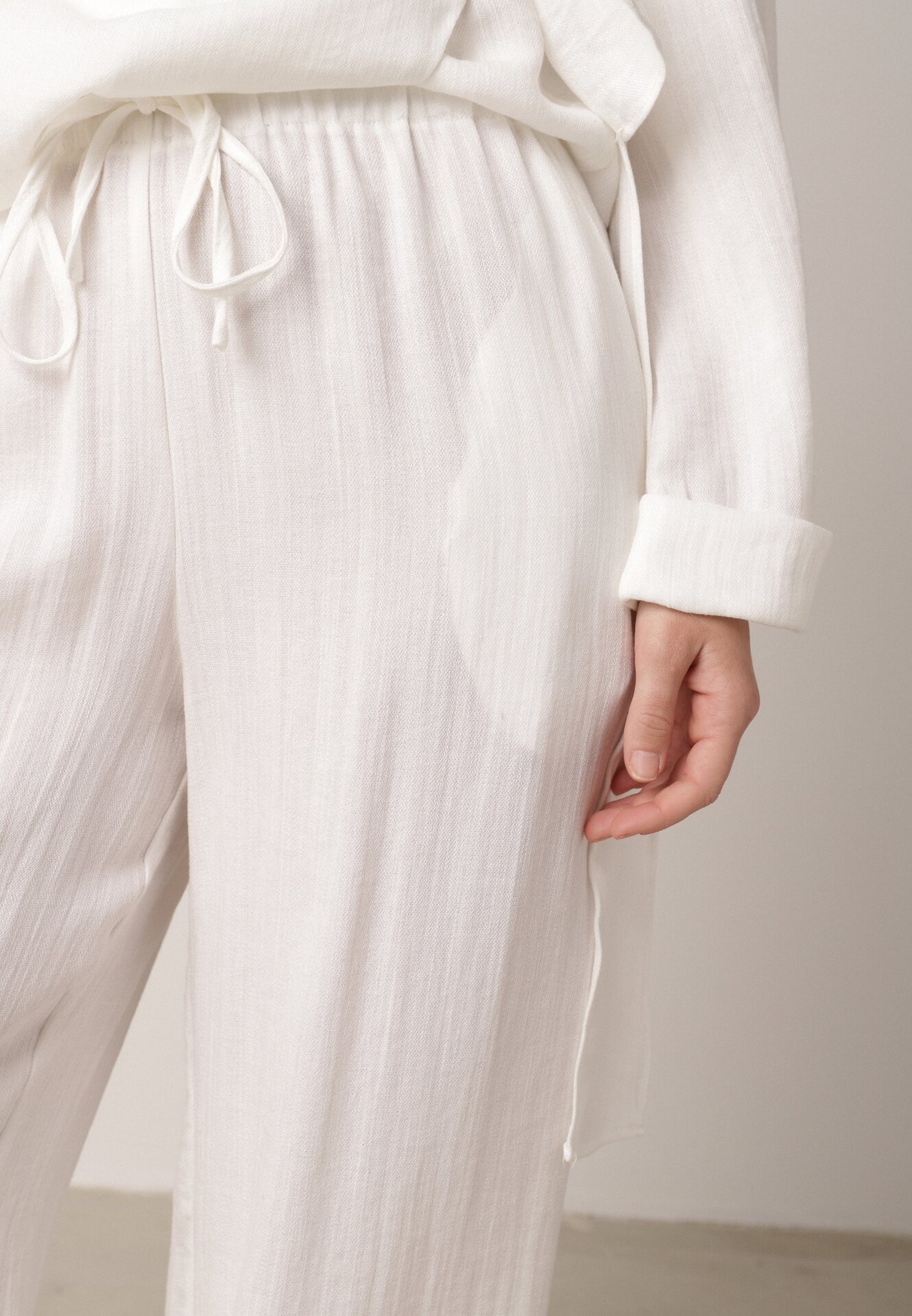 Białe Wiskozowe Spodnie z Szeroką Nogawką i Wiązaniem w Talii Terisanna