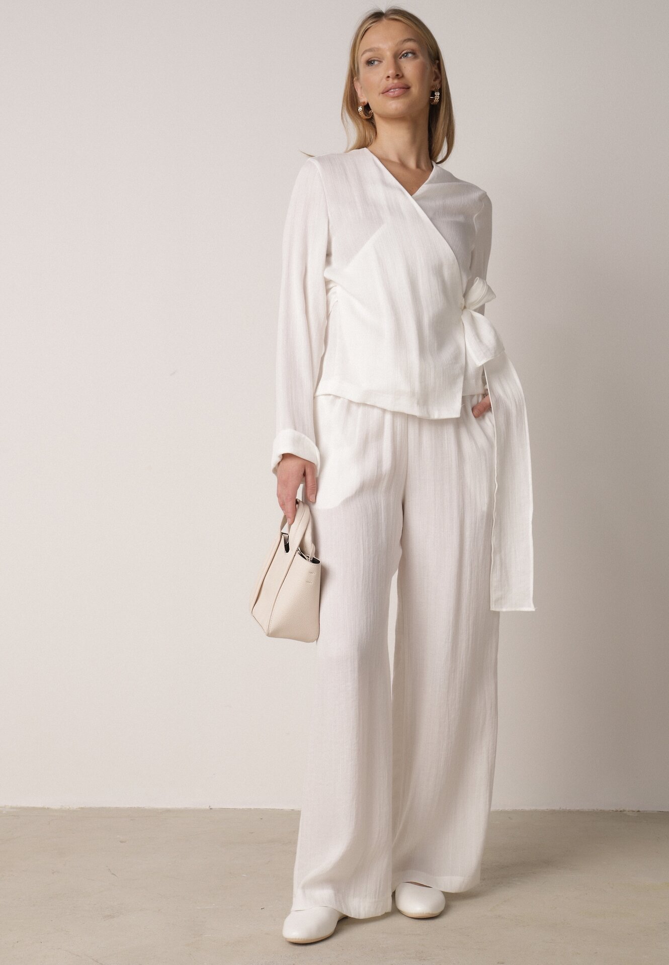 Białe Wiskozowe Spodnie z Szeroką Nogawką i Wiązaniem w Talii Terisanna