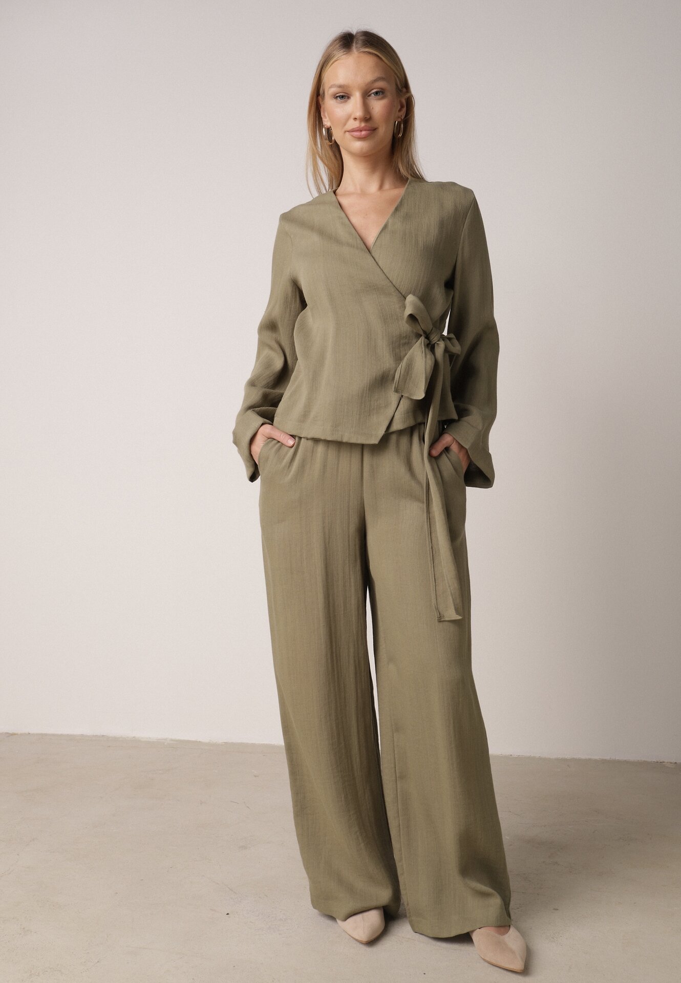 Zielona Kopertowa Bluzka z Wiskozy Ozdobiona Wiązaniem Velanitte