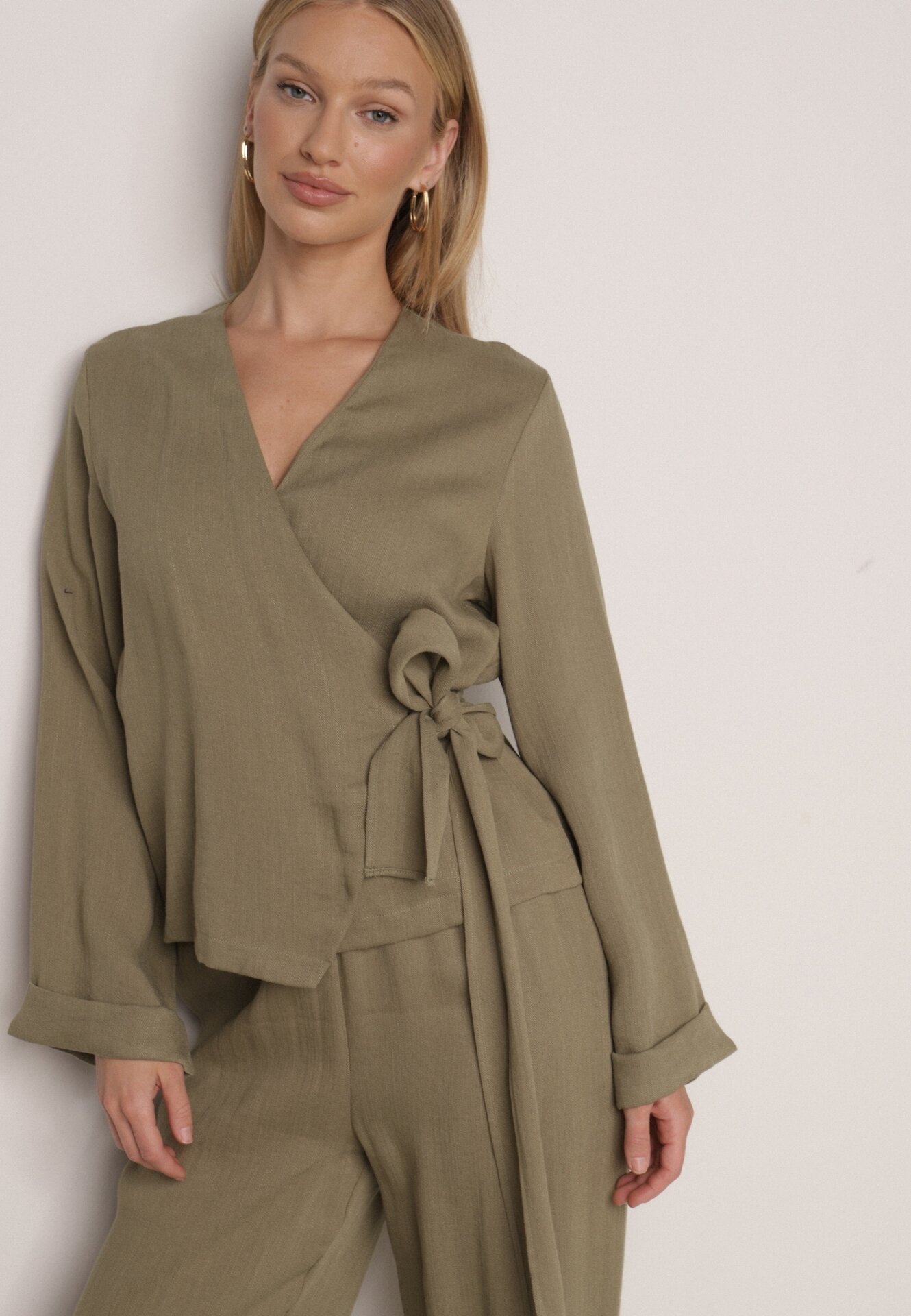 Zielona Kopertowa Bluzka z Wiskozy Ozdobiona Wiązaniem Velanitte