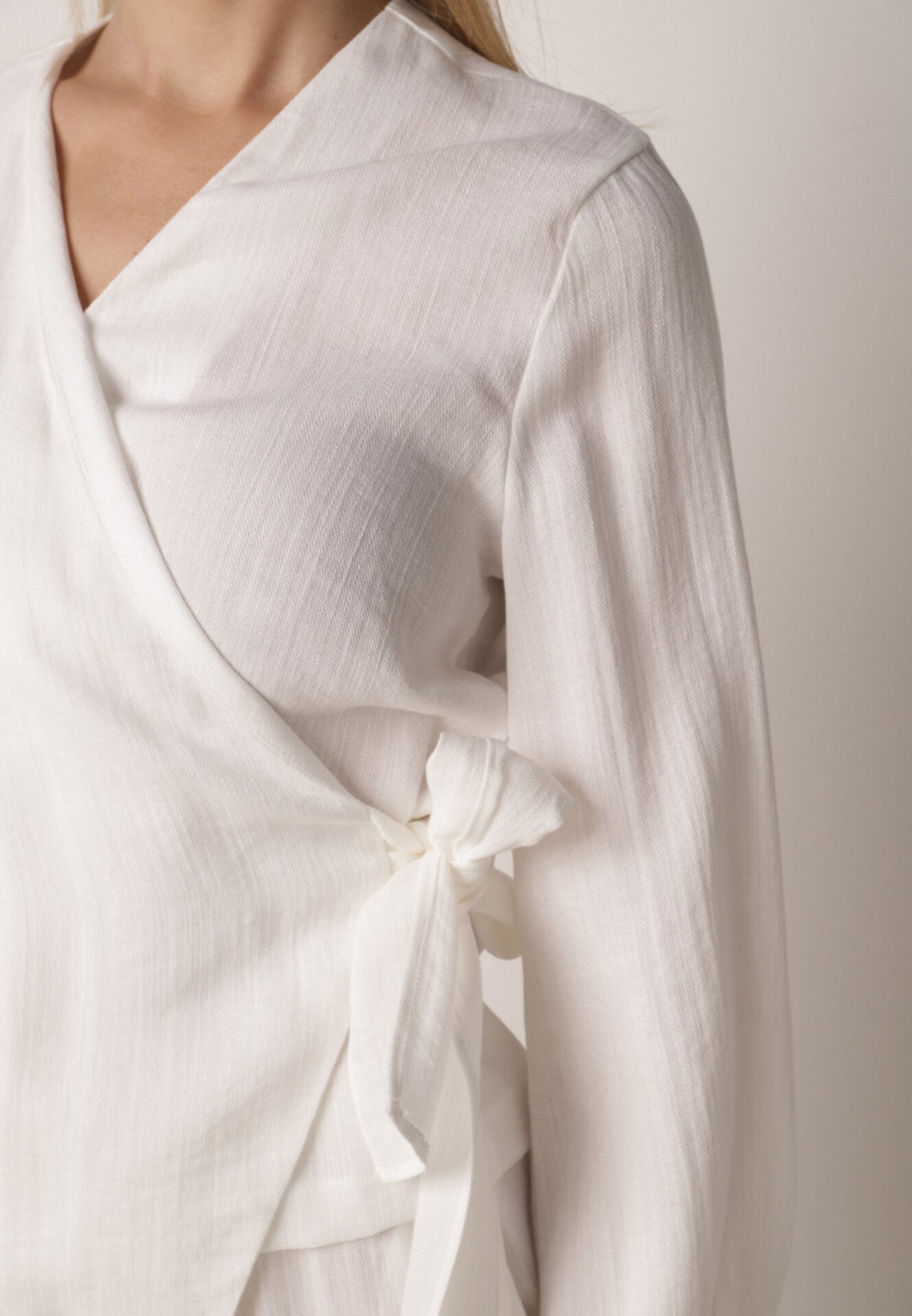 Biała Kopertowa Bluzka z Wiskozy Ozdobiona Wiązaniem Velanitte