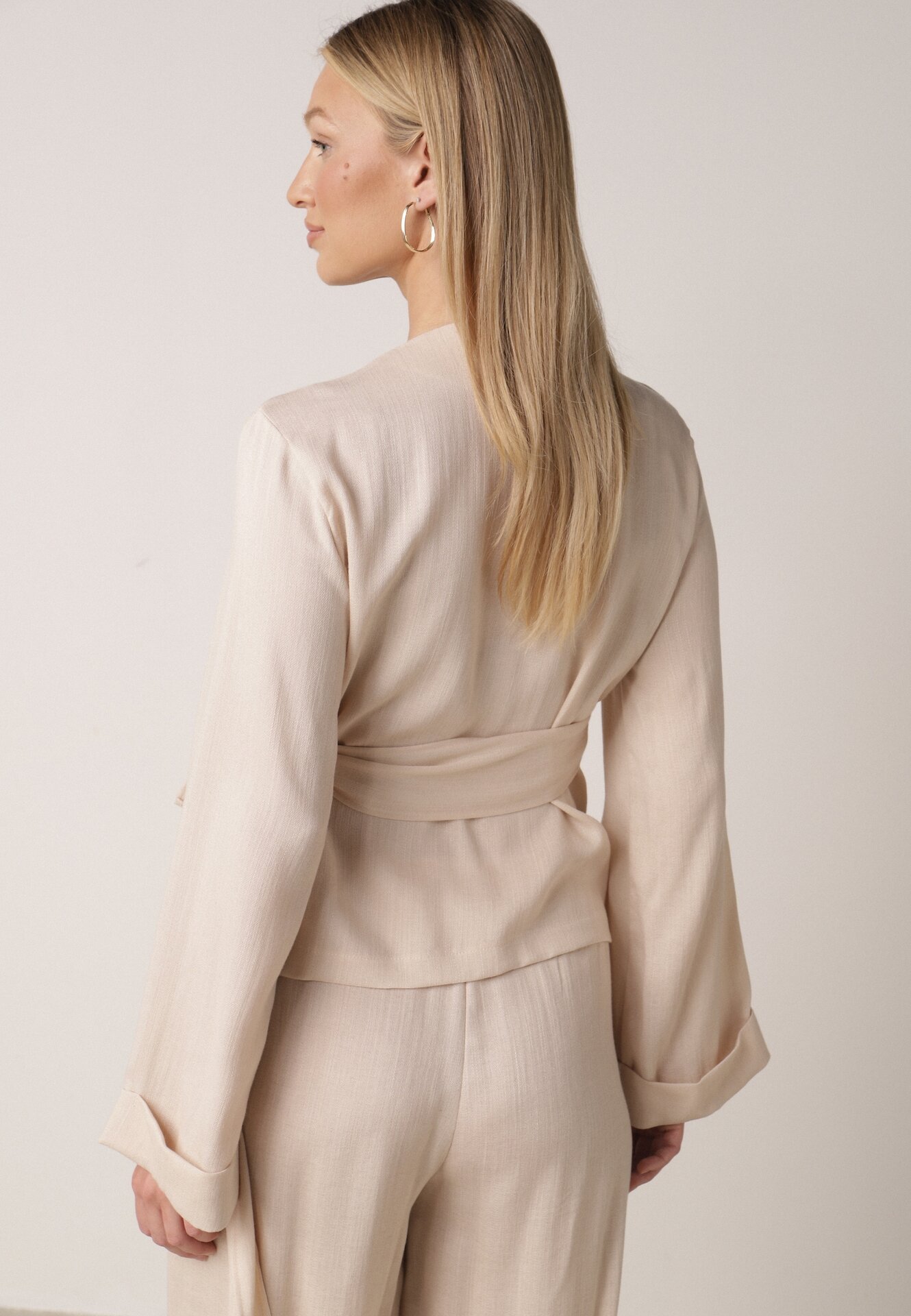 Beżowa Kopertowa Bluzka z Wiskozy Ozdobiona Wiązaniem Velanitte