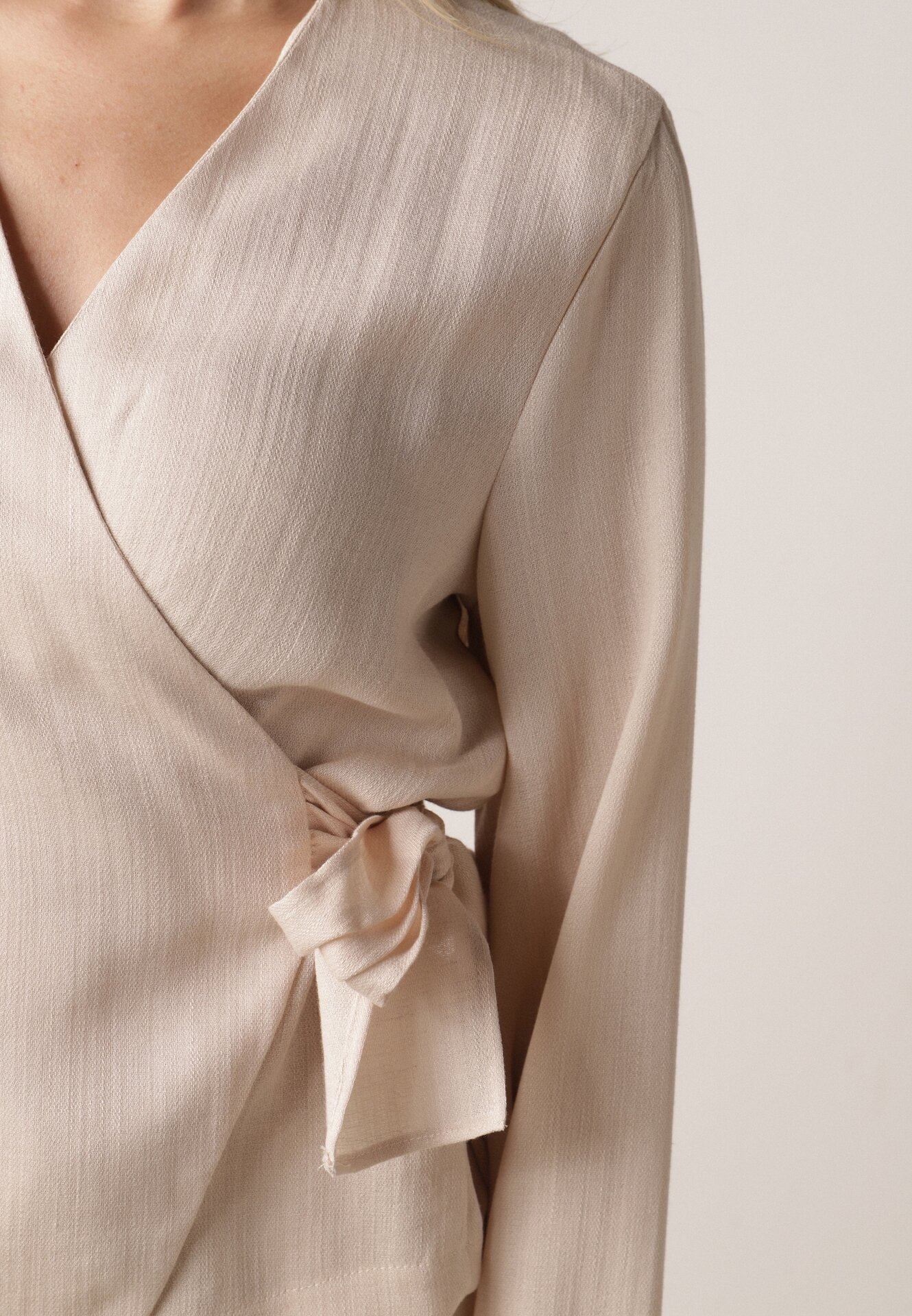 Beżowa Kopertowa Bluzka z Wiskozy Ozdobiona Wiązaniem Velanitte