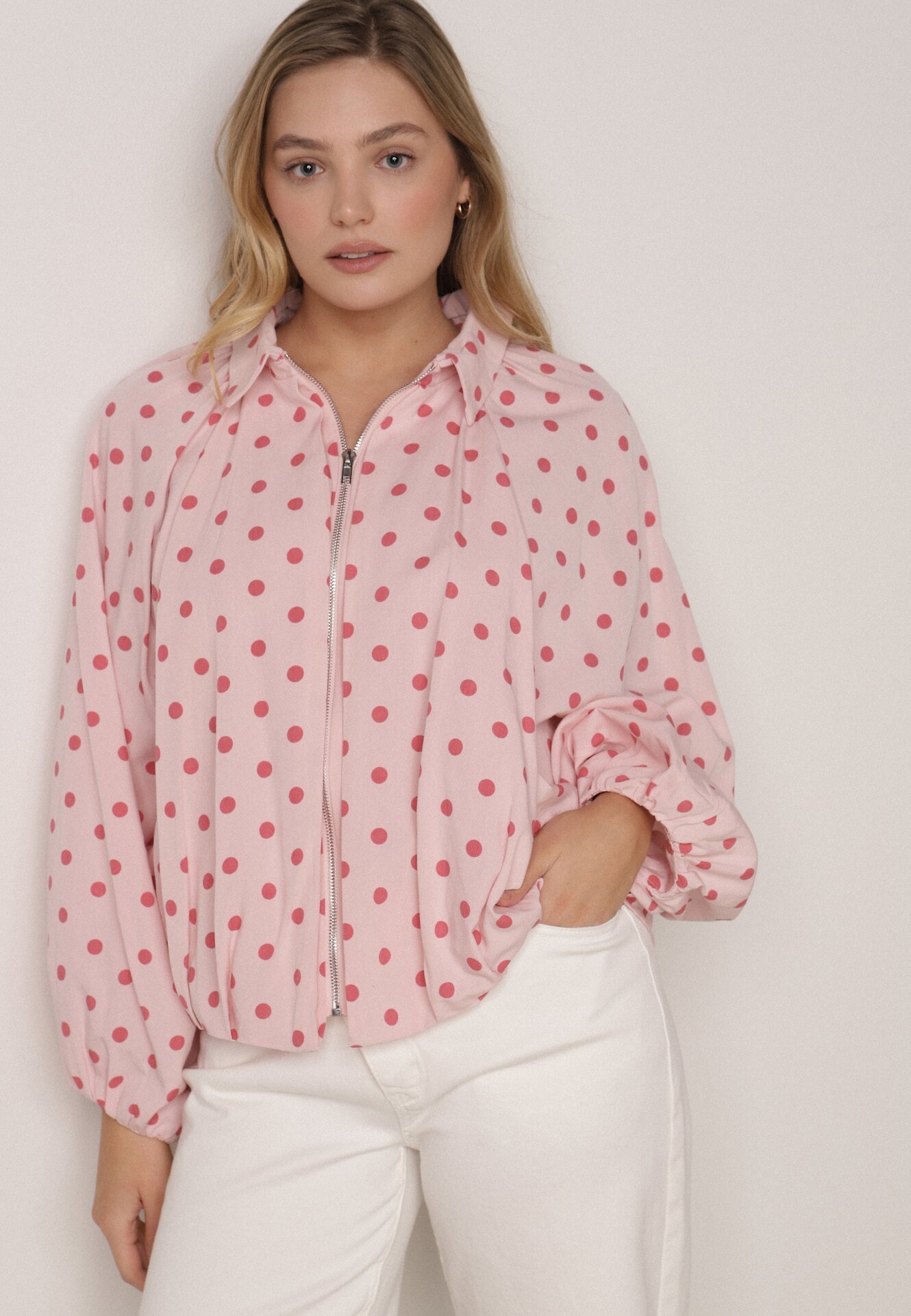 Różowa Bluza w Groszki z Wiskozą o Nietoperzowym Kroju z Kołnierzykiem Rayo