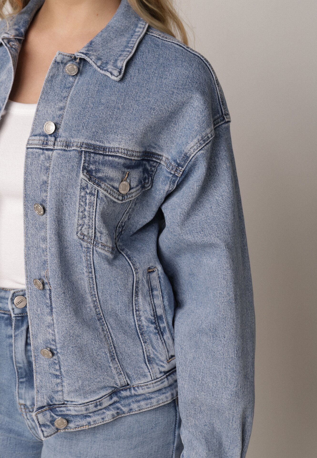 Niebieska Jeansowa Kurtka o Kroju Oversize z Dodatkiem Lyocellu i Bawełną Vimerinia