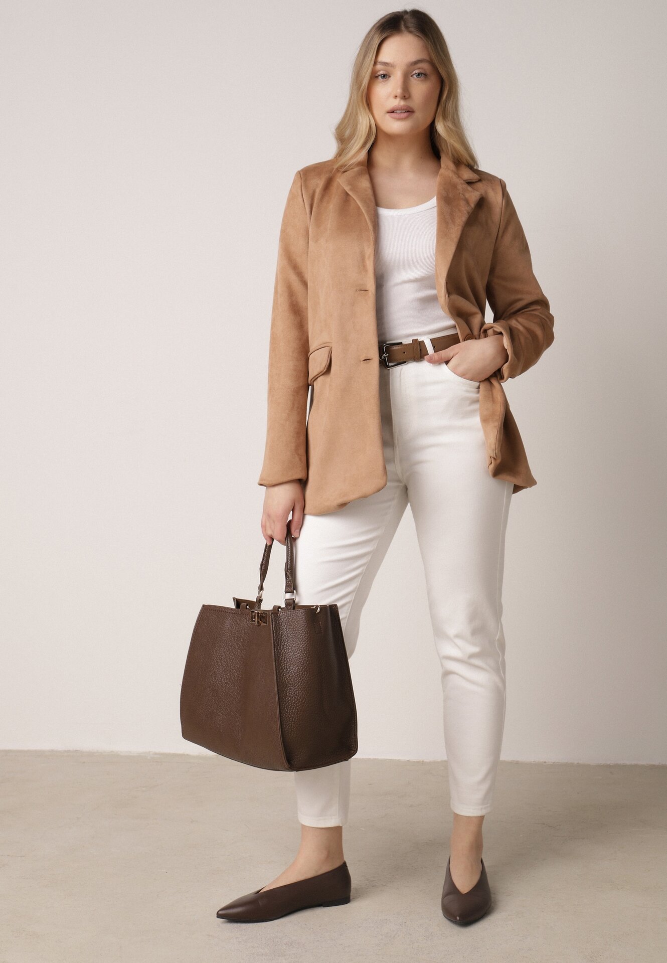 Białe Jeansy o Kroju Mom Fit z Bawełną i Wiskozą Ozdobione Paskiem Salmirra