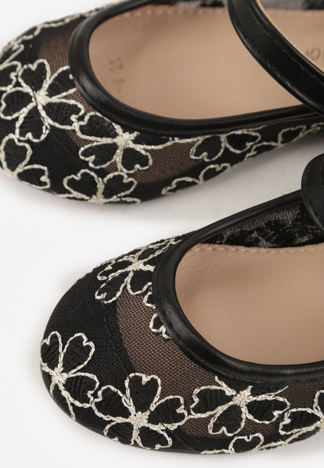 Czarne Siateczkowe Balerinki z Paskiem z Klamerką Zdobione Kwiatowym Haftem Canlea