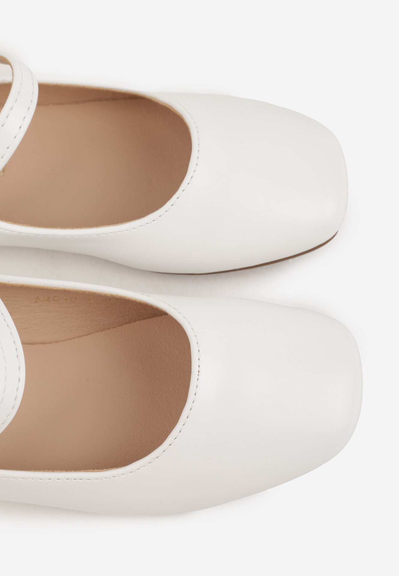 Białe Eleganckie Balerinki z Paskiem z Klamerką i Kwadratowym Noskiem Brilea