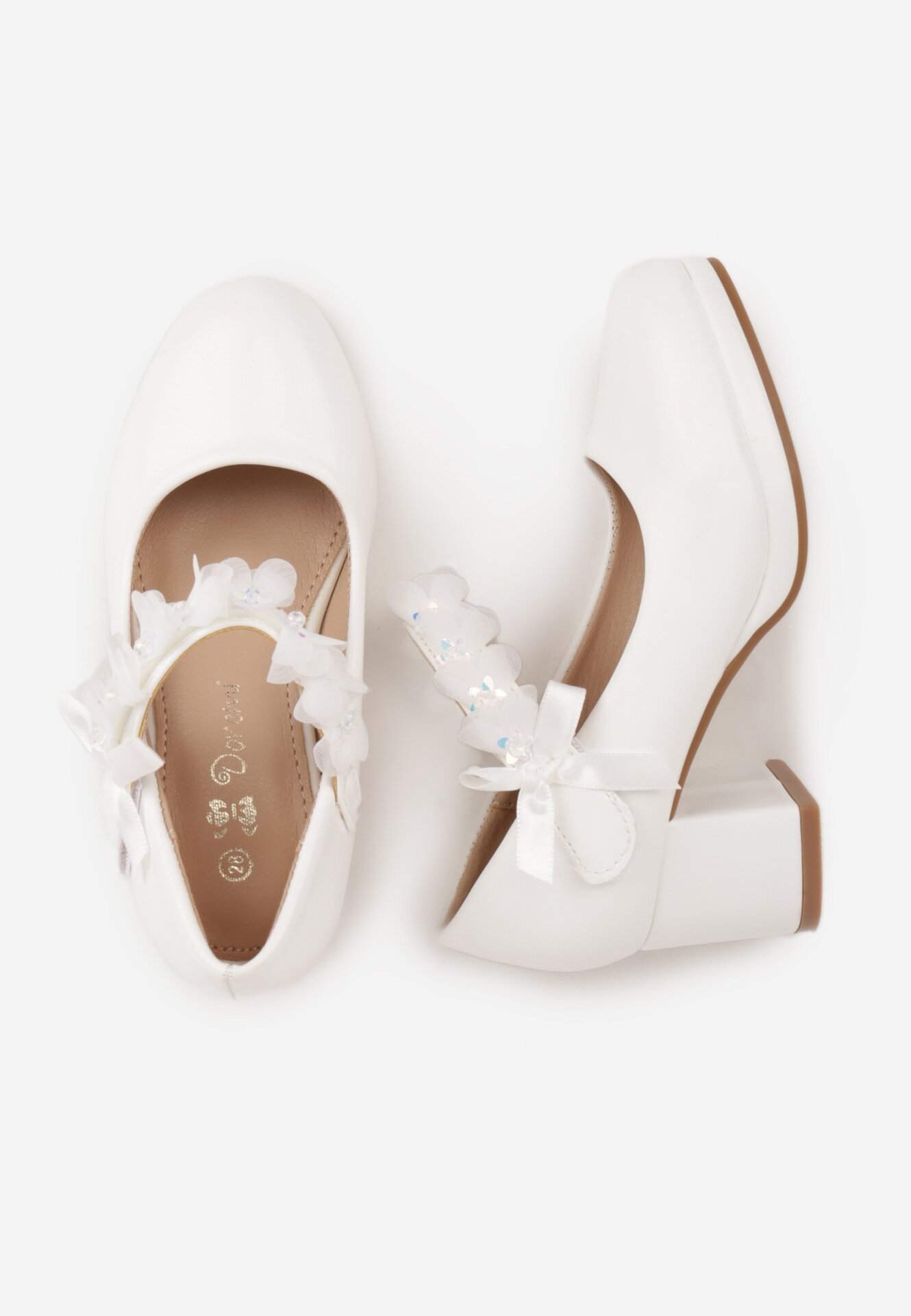 Białe Półbuty na Niskim Obcasie Ozdobione Kwiatową Aplikacją 3D i Kokardą Tesanne