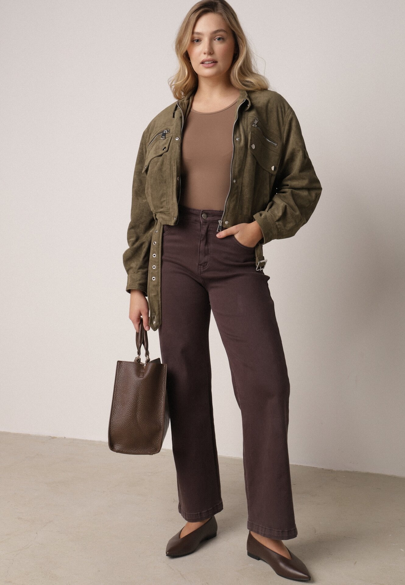 Ciemnobeżowa Kurtka z Imitacji Zamszu w Stylu Utility z Suwakami i Paskiem Birasa