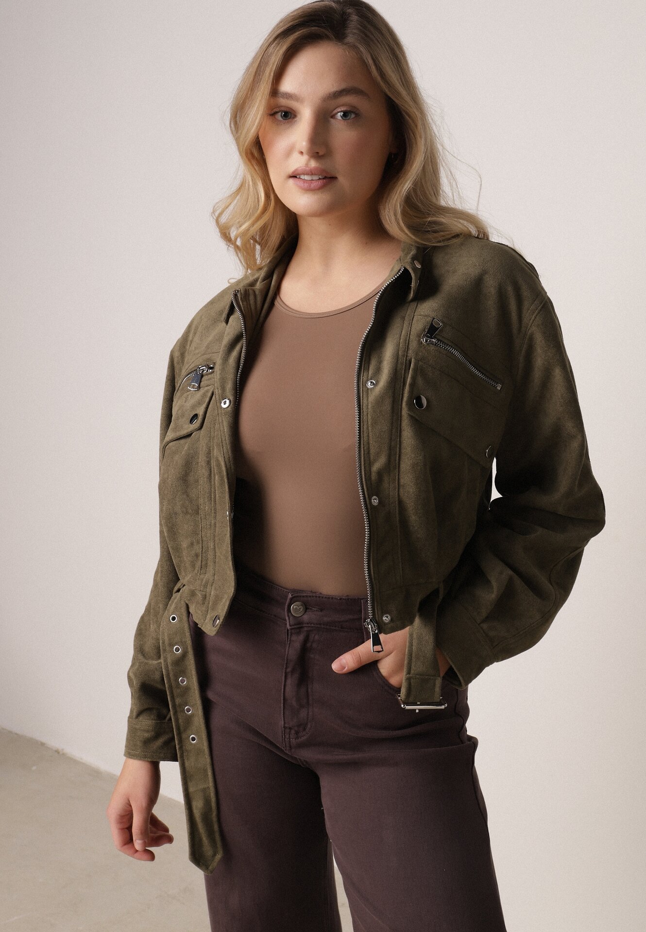 Ciemnobeżowa Kurtka z Imitacji Zamszu w Stylu Utility z Suwakami i Paskiem Birasa