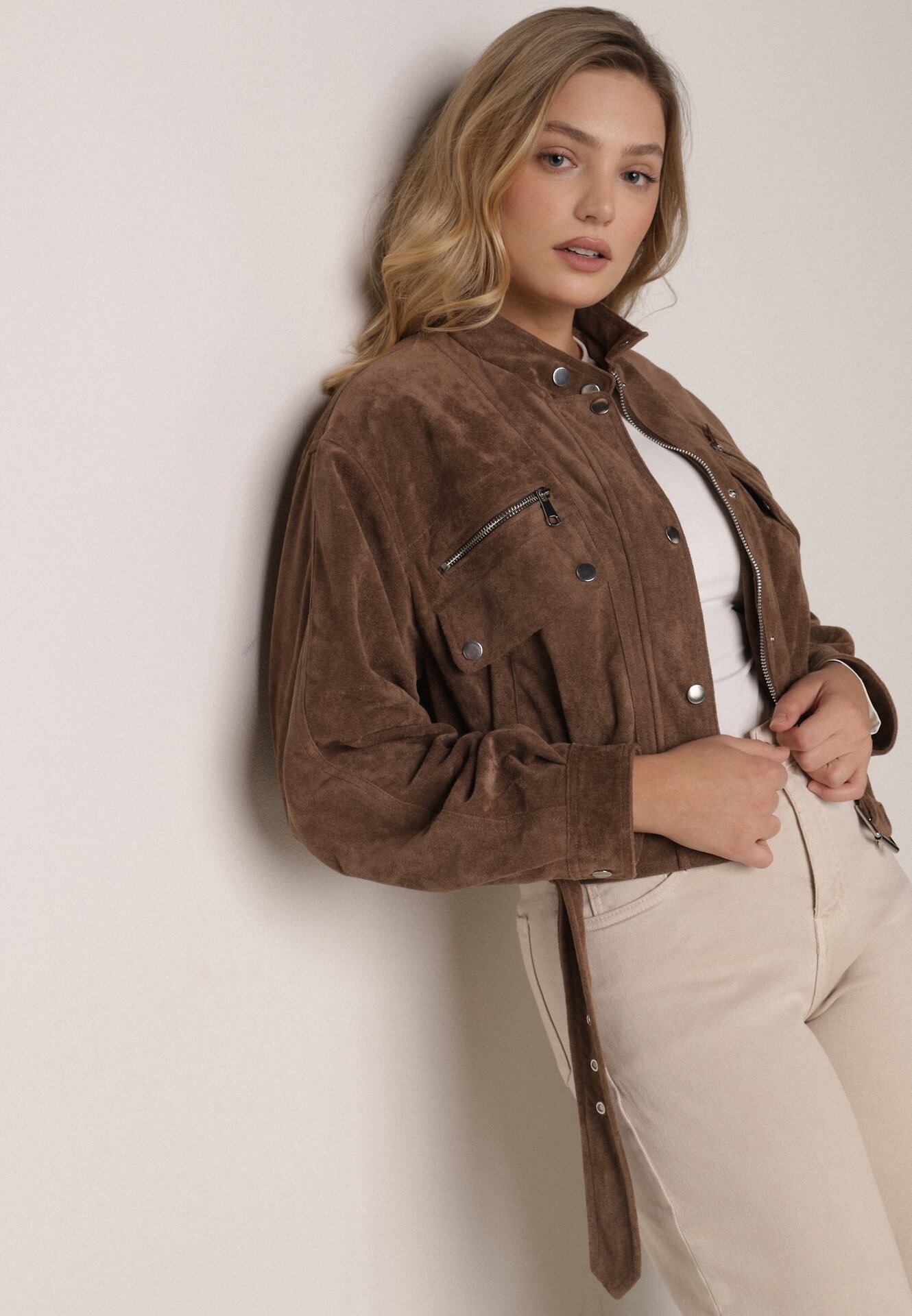 Brązowa Kurtka z Imitacji Zamszu w Stylu Utility z Suwakami i Paskiem Birasa