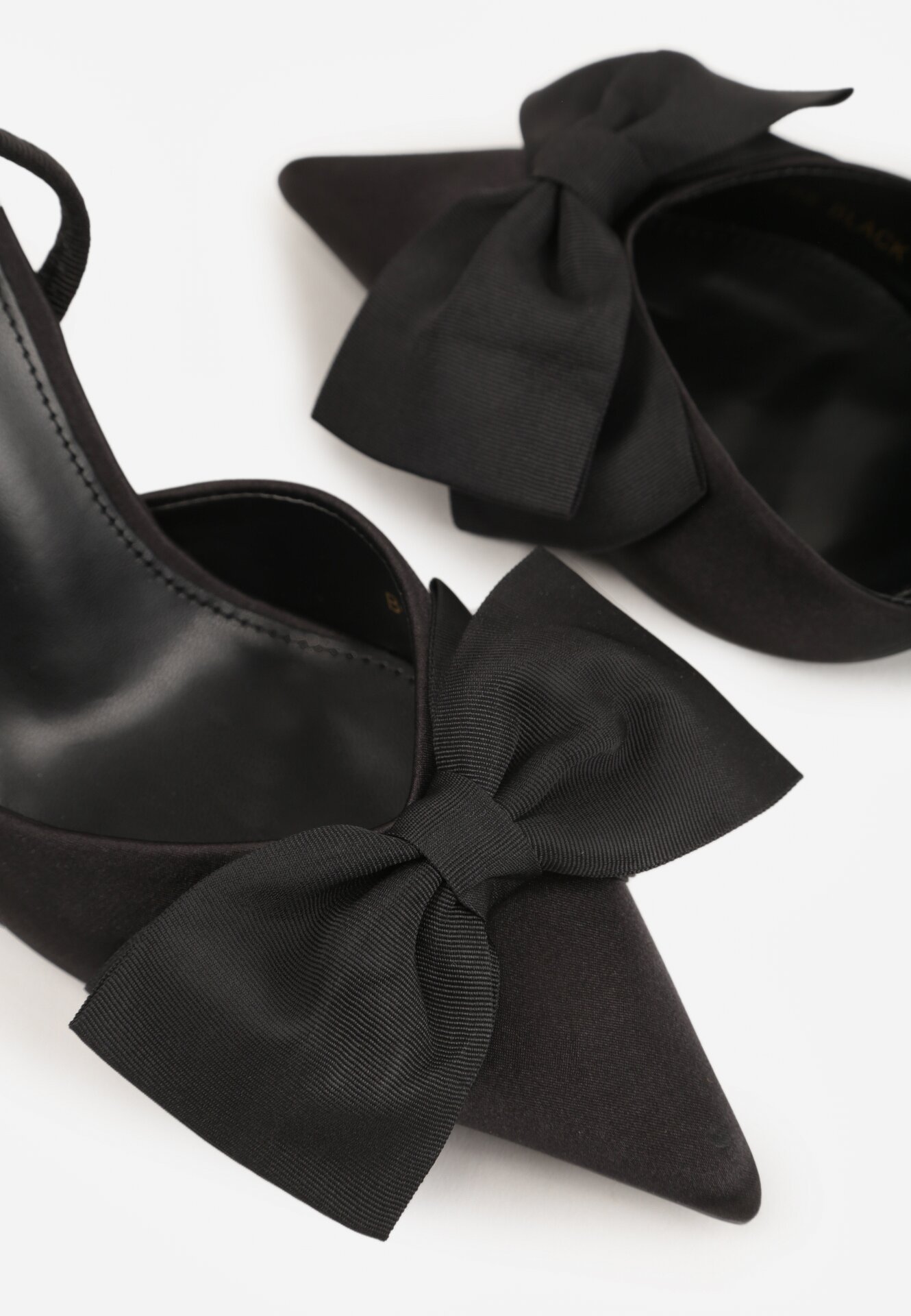 Czarne Satynowe Szpilki z Odkrytą Piętą i Ozdobną Kokardą Argatea