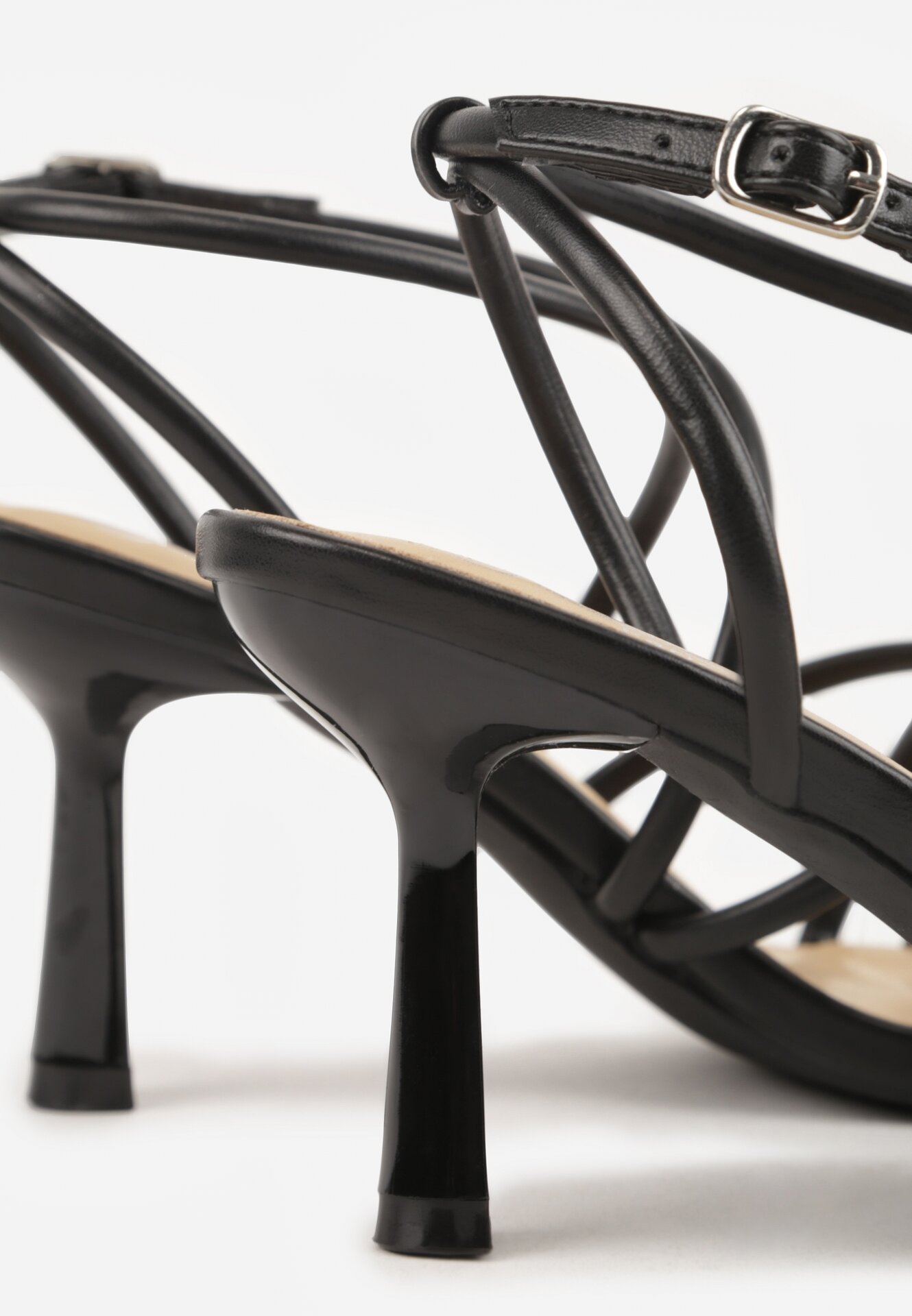 Czarne Sandały na Szpilce z Przeplatanymi Paskiami i Kwadratowym Noskiem Baloria