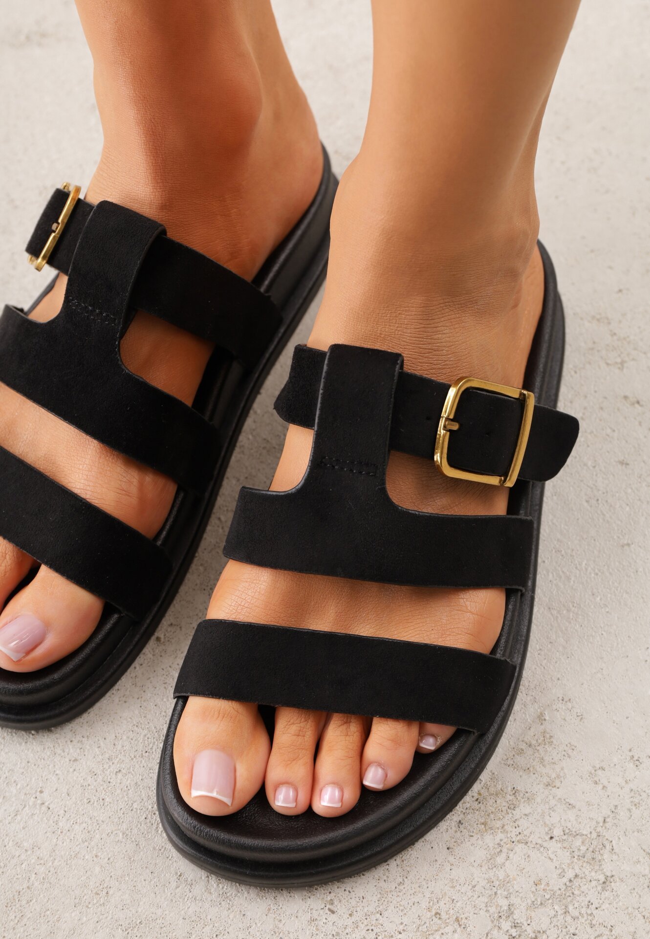 Czarne Klapki z Geometryczną Cholewką i Klamrą z Boku Endrita