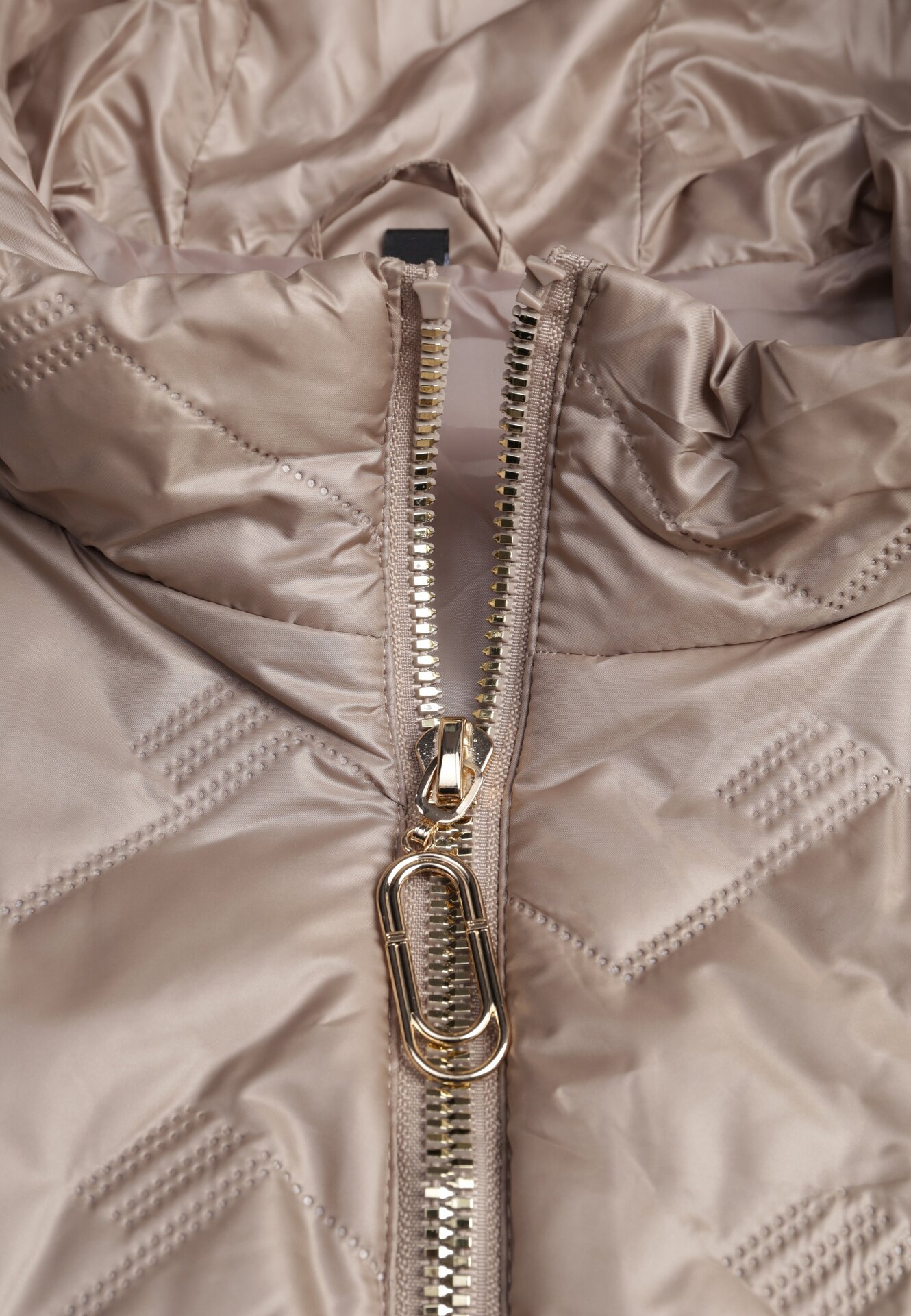 Brązowa Przejściowa Kamizelka Pikowana o Długim Kroju z Kapturem i Naszywką Harmaste