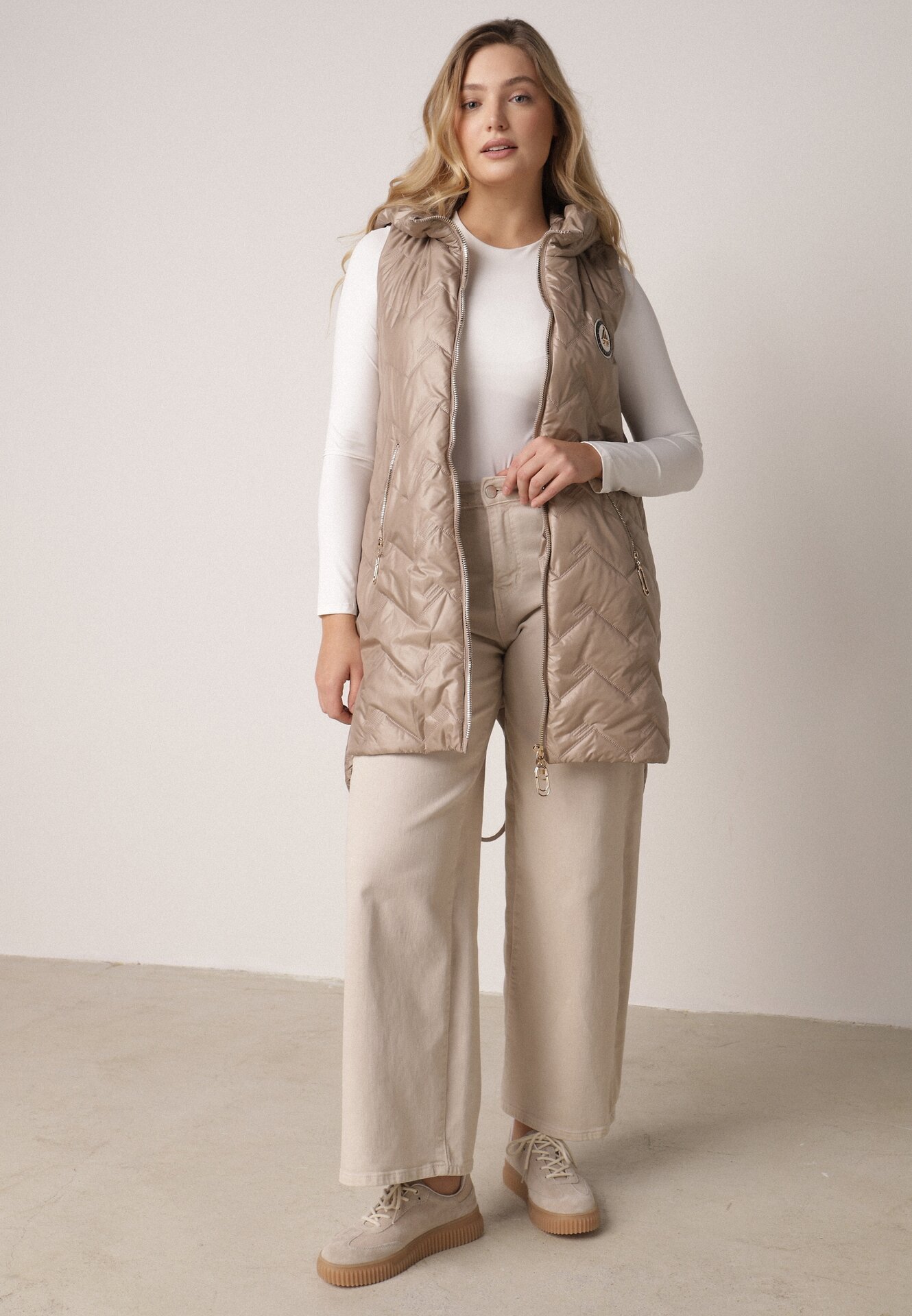 Brązowa Przejściowa Kamizelka Pikowana o Długim Kroju z Kapturem i Naszywką Harmaste