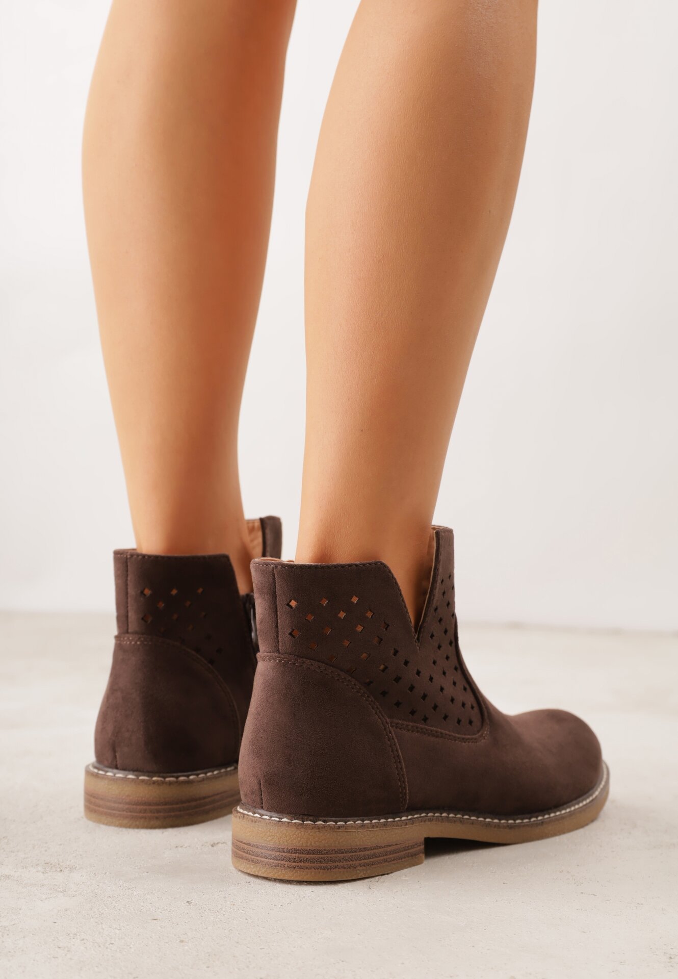 Brązowe Płaskie Botki Sztyblety z Ażurowym Wzorem ze Skórzaną Wkładką Terisina