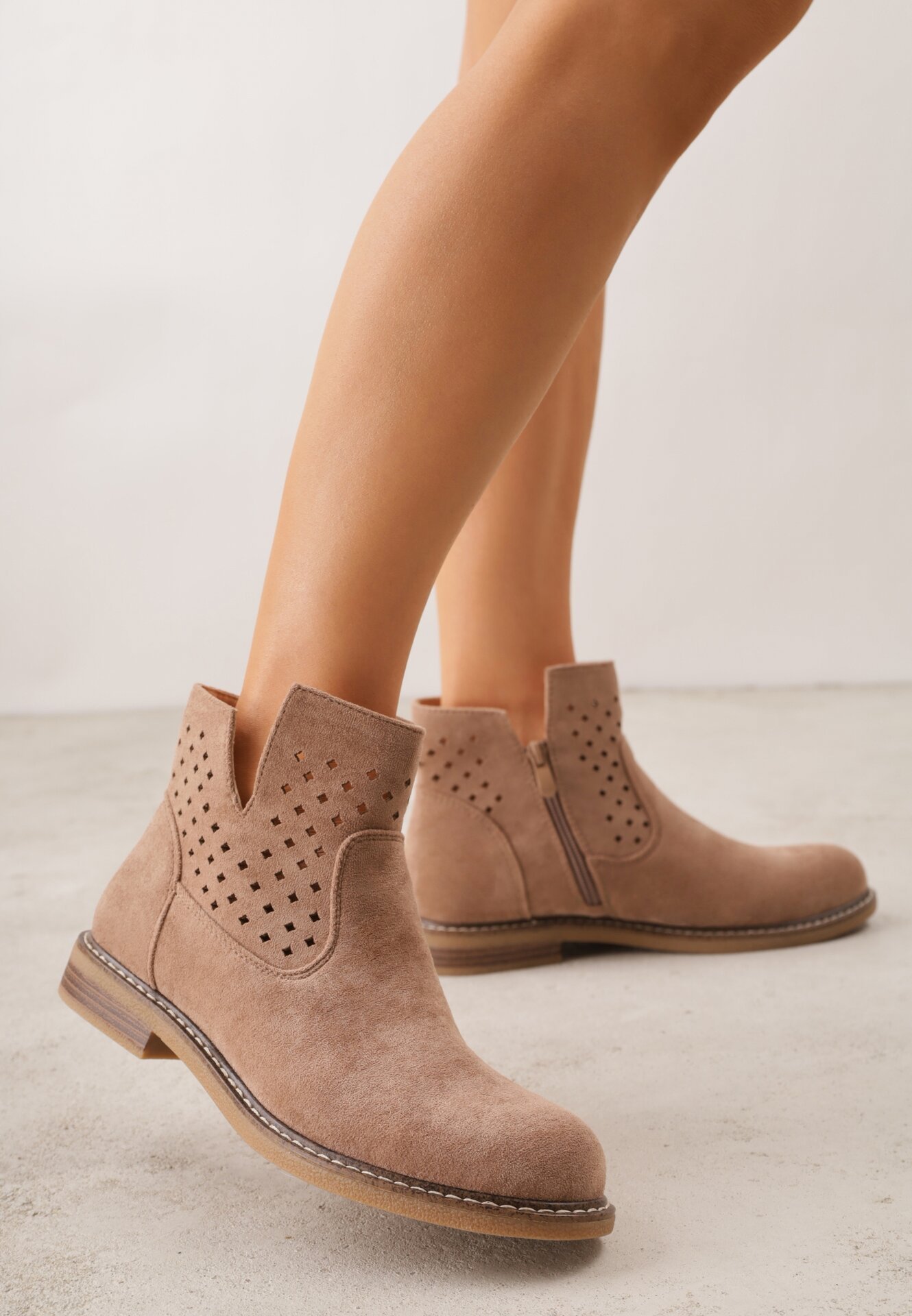 Ciemnobeżowe Płaskie Botki Sztyblety z Ażurowym Wzorem ze Skórzaną Wkładką Terisina