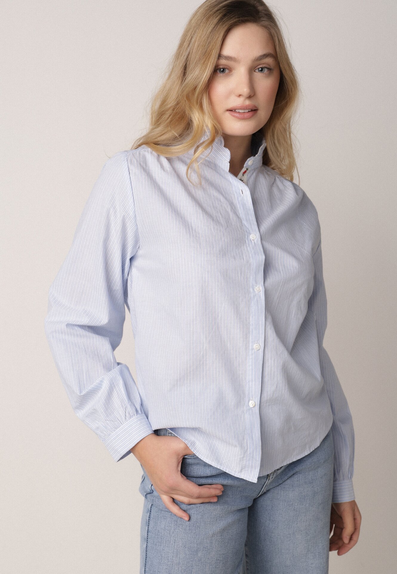 Niebieska Bawełniana Koszula ze Stójką z Falbanką i Haftem przy Guzikach Umaria