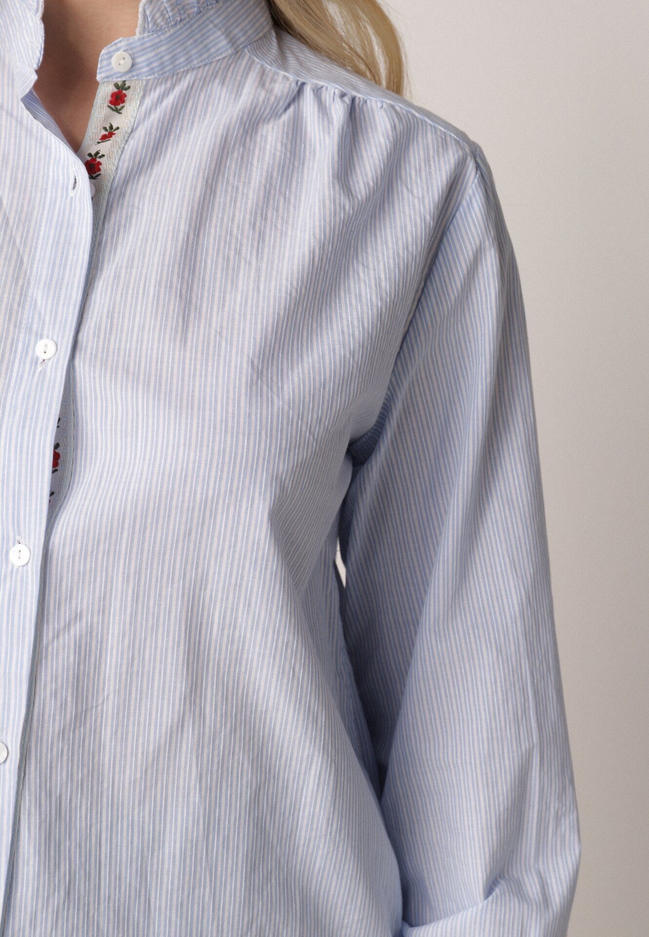 Niebieska Bawełniana Koszula ze Stójką z Falbanką i Haftem przy Guzikach Umaria