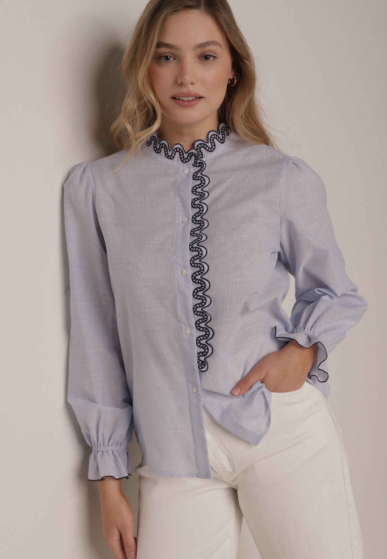 Niebieska Koszula z Bawełny Ozdobiona Haftowaną Falbanką Zenatia